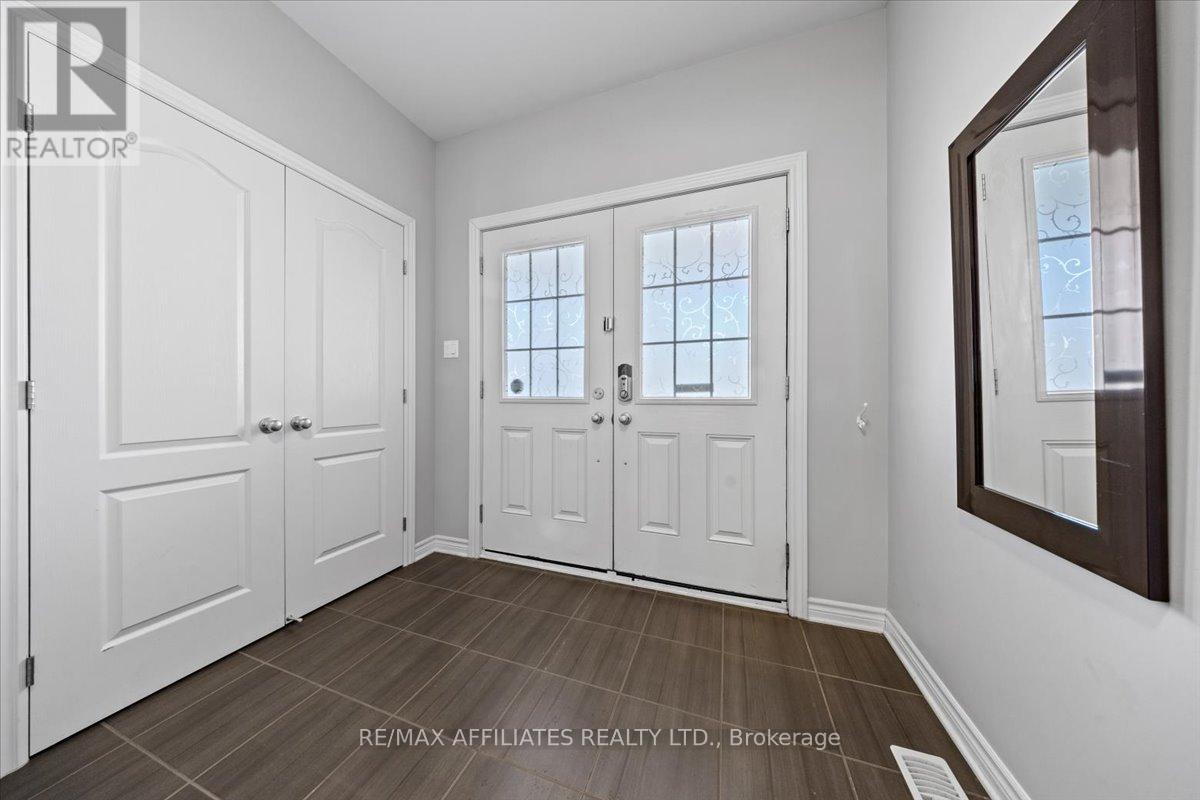 726 Bunchberry Way, Ottawa, Ontario  K1T 3T8 - Photo 4 - X12110157