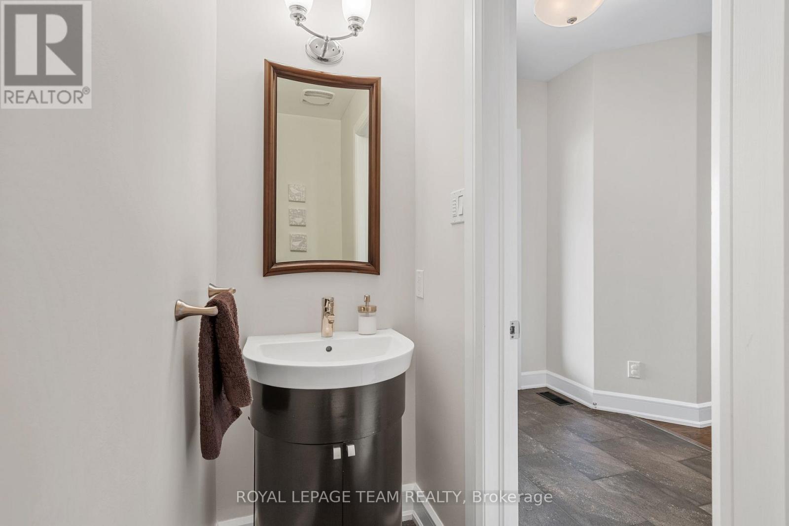 576 Athlone Avenue S, Ottawa, Ontario  K1Z 5N2 - Photo 5 - X12110207