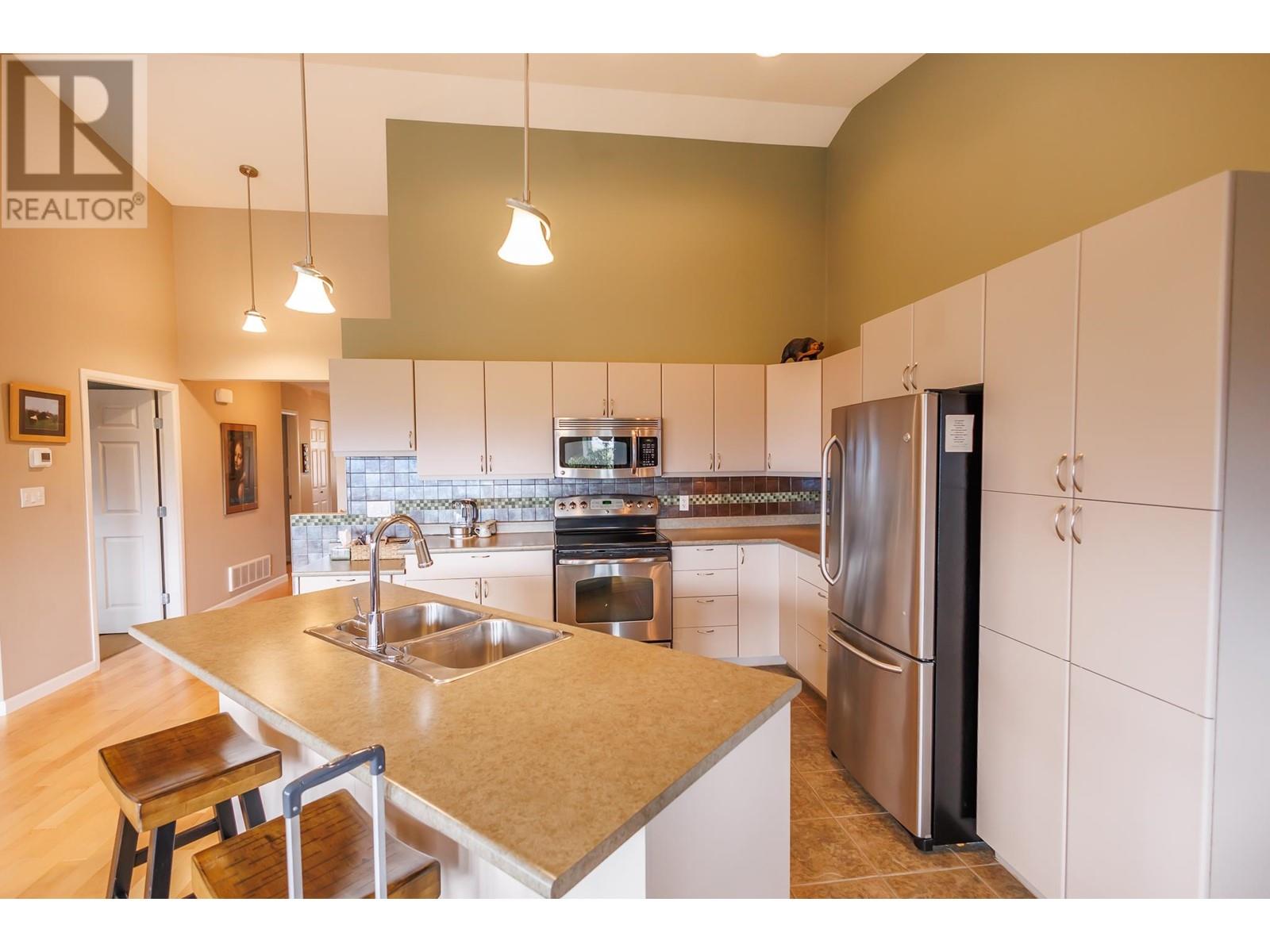 3 4022 YEO STREET Terrace Photo 9