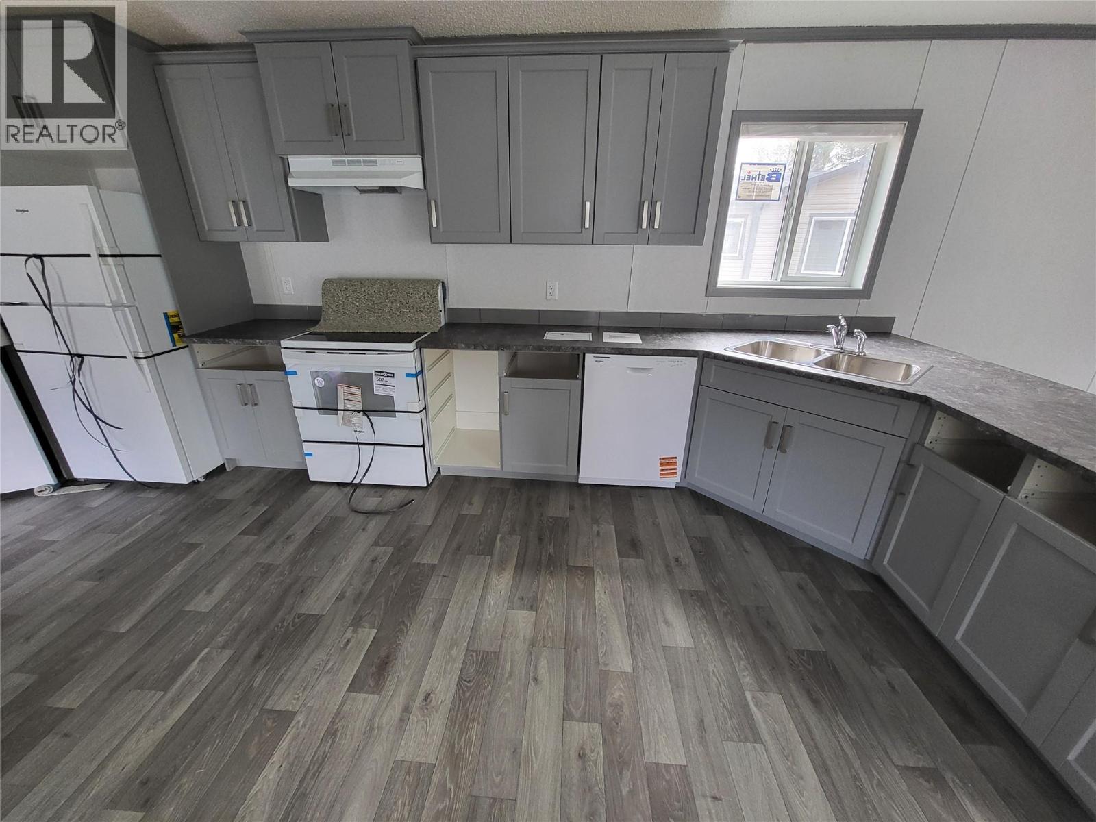 16 Wilderness Heights Drive, Elkford, British Columbia  V0B 1H0 - Photo 2 - 10345090