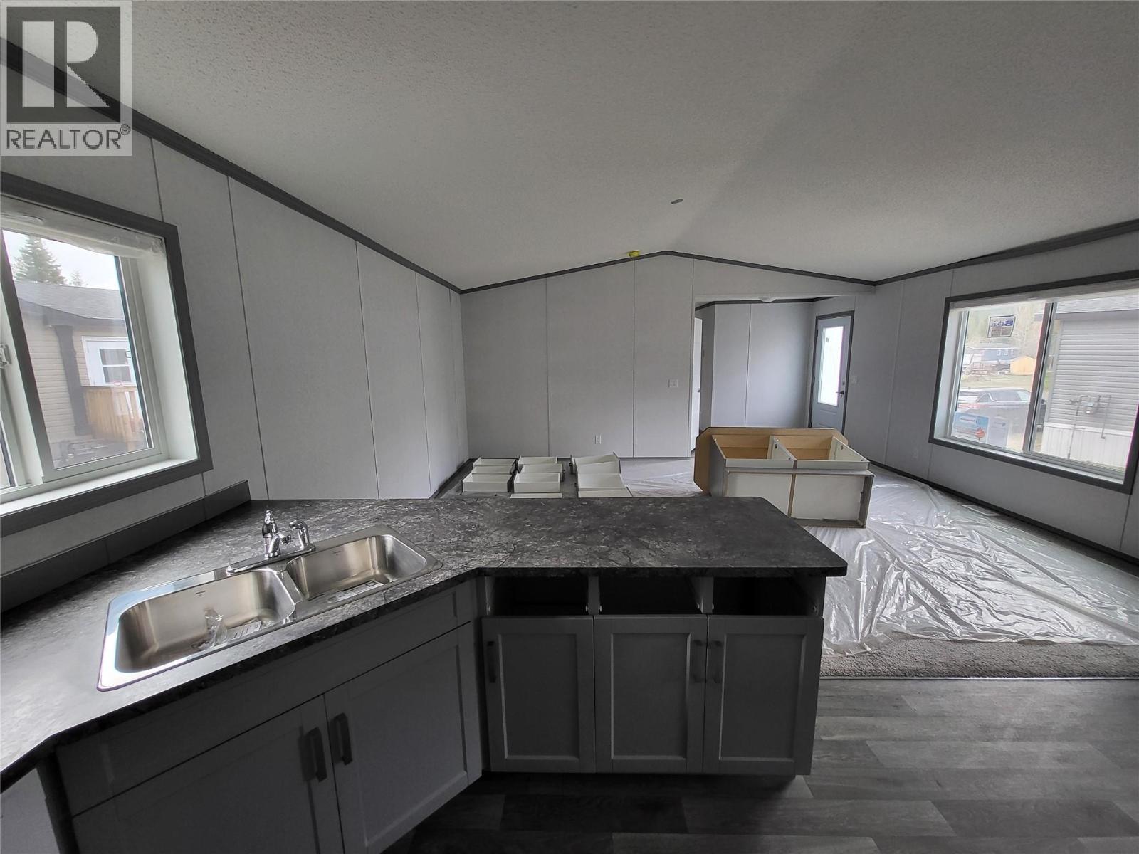 16 Wilderness Heights Drive, Elkford, British Columbia  V0B 1H0 - Photo 4 - 10345090