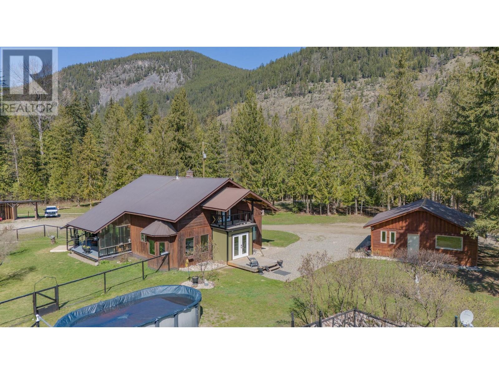 1416 Creighton Valley Road, Lumby, British Columbia