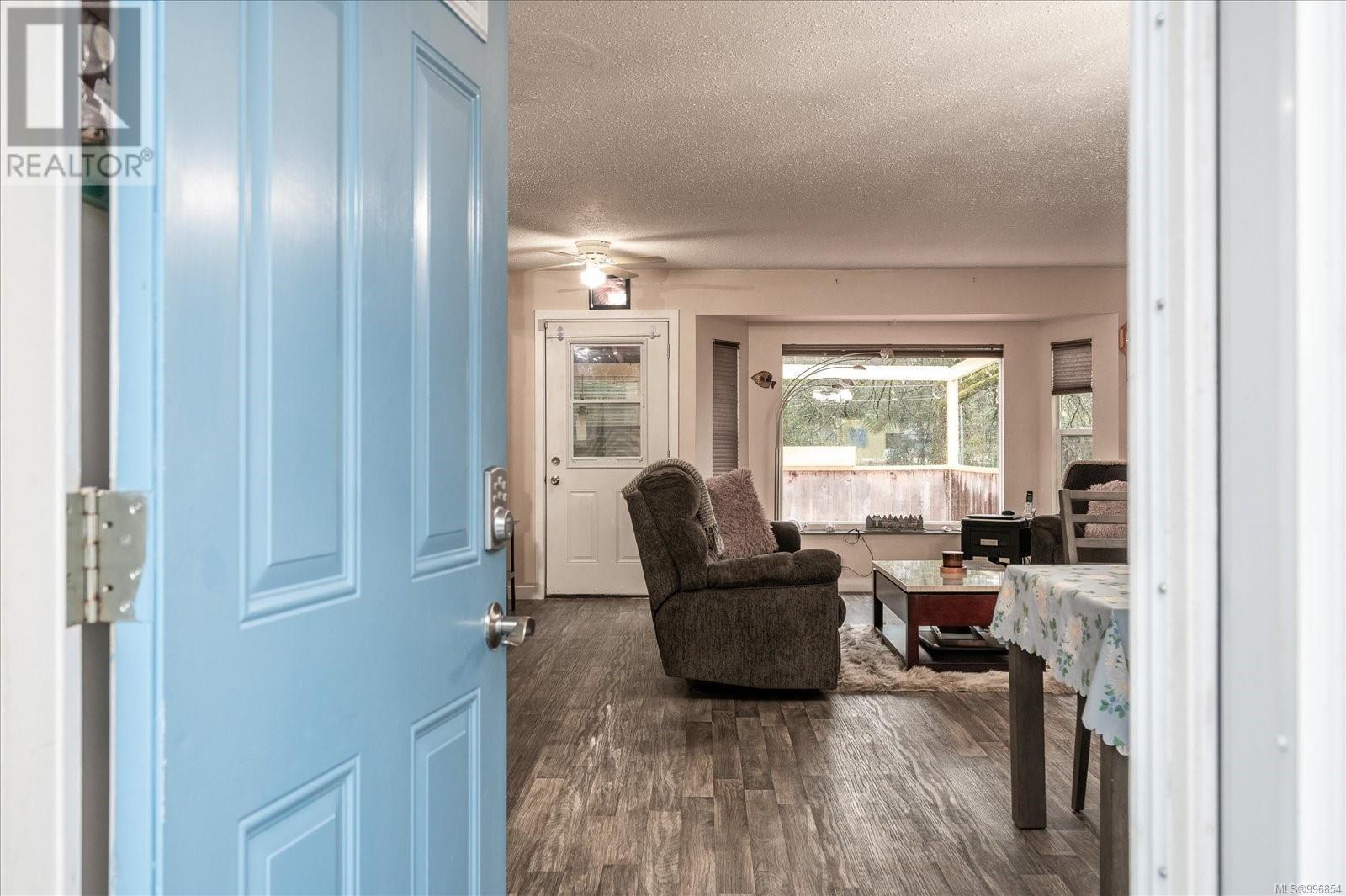 Property at 820 Beaufort Dr image 3