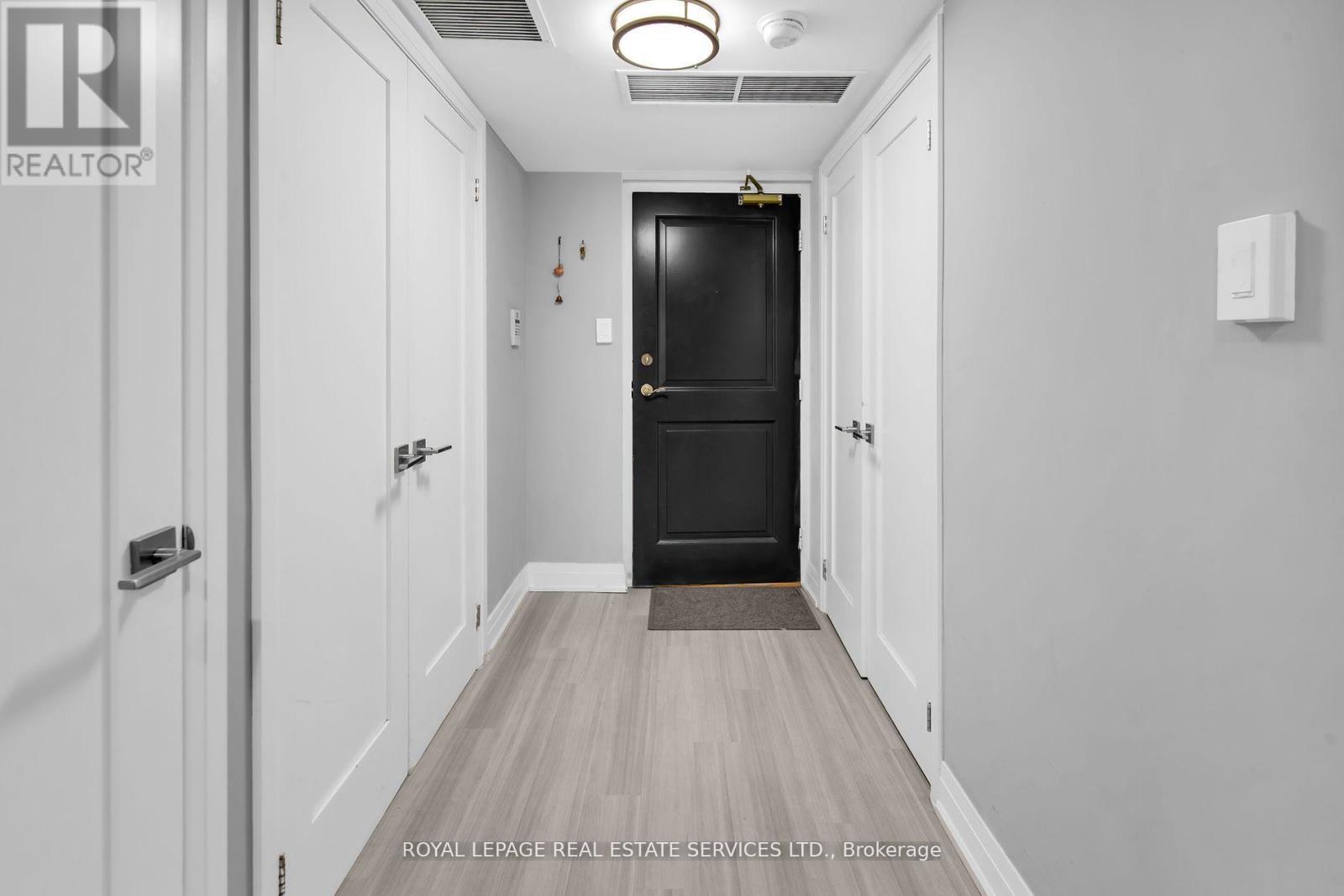 2006 - 30 Wellington Street E, Toronto, Ontario  M5E 1S3 - Photo 2 - C12110317
