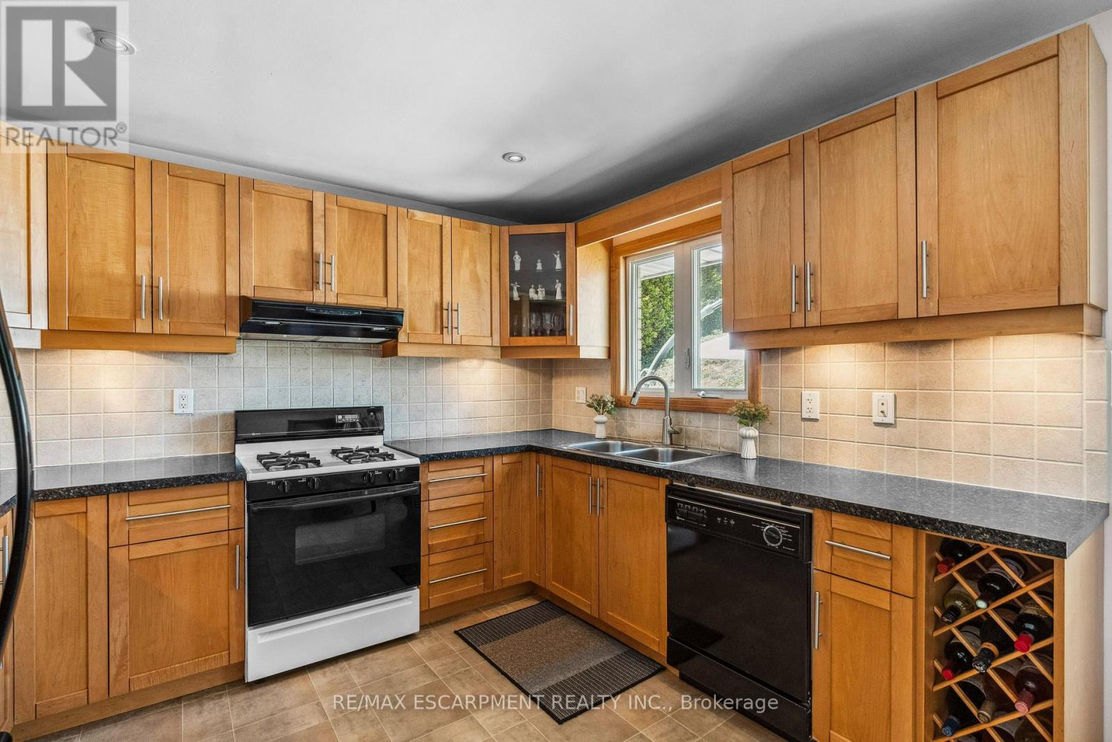 77 Hill Crest, Hamilton, Ontario  L9G 3A2 - Photo 10 - X12110229
