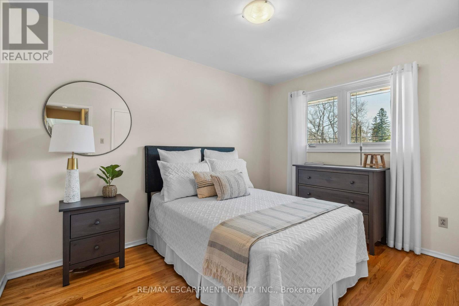 77 Hill Crest, Hamilton, Ontario  L9G 3A2 - Photo 12 - X12110229