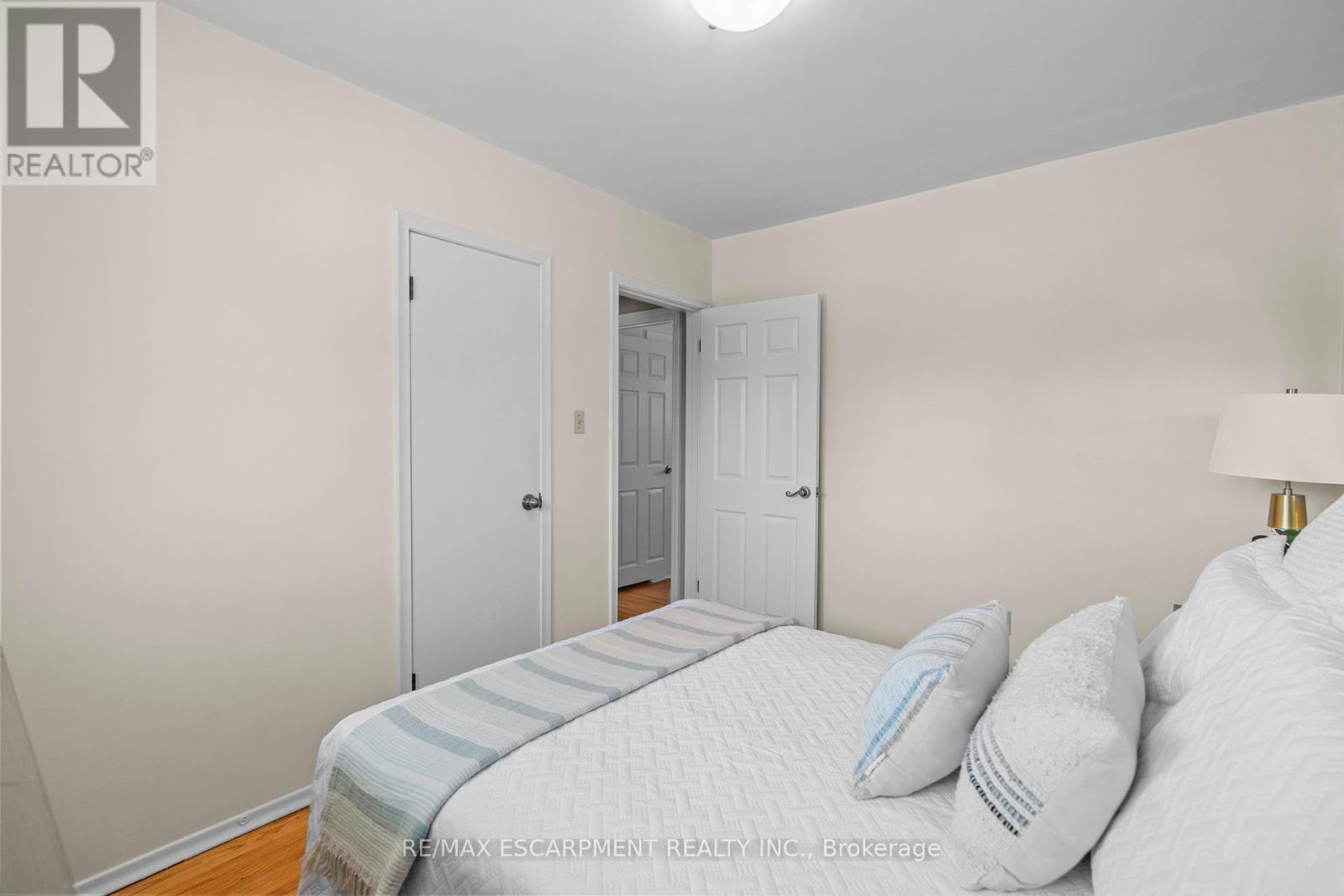 77 Hill Crest, Hamilton, Ontario  L9G 3A2 - Photo 13 - X12110229