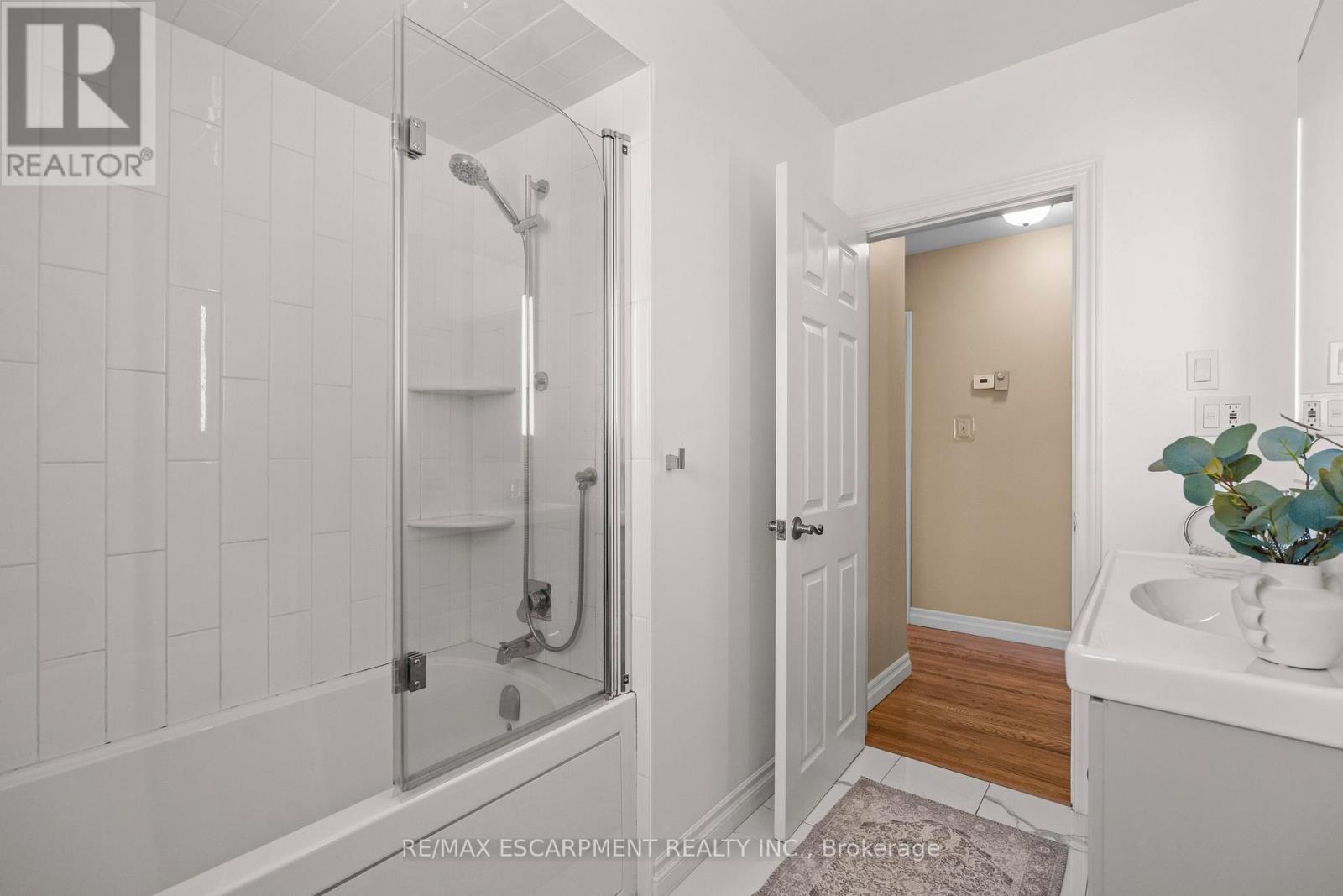 77 Hill Crest, Hamilton, Ontario  L9G 3A2 - Photo 17 - X12110229