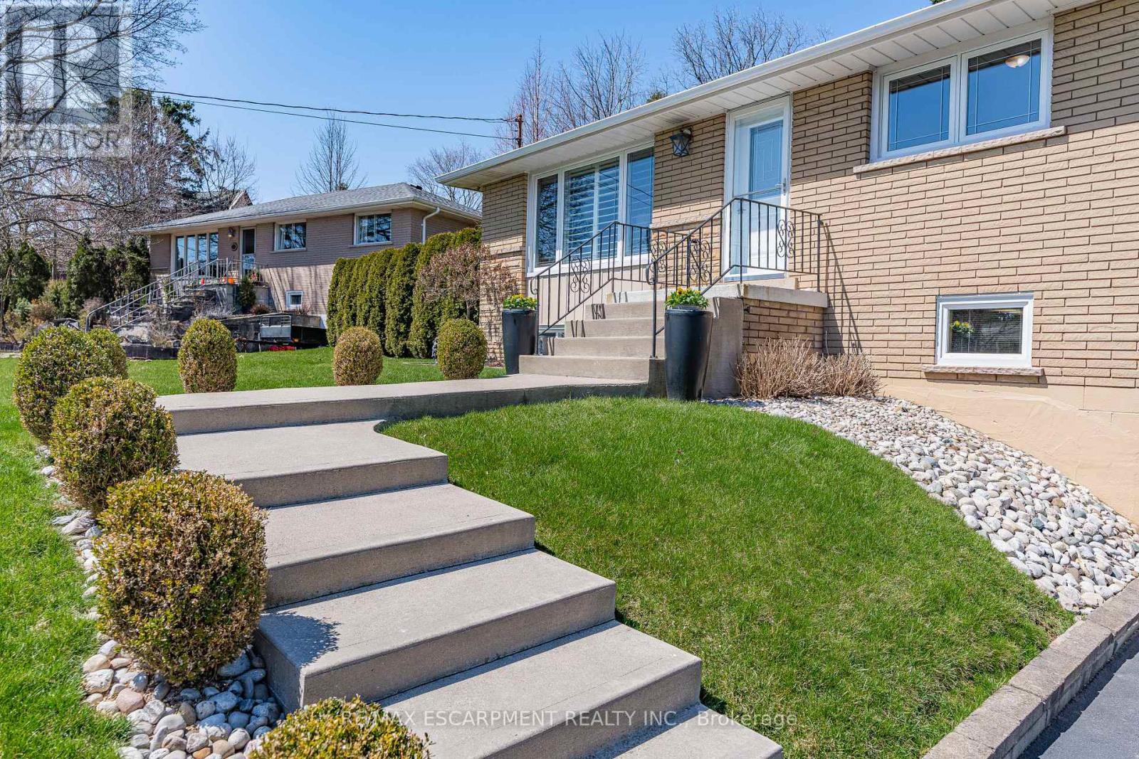 77 Hill Crest, Hamilton, Ontario  L9G 3A2 - Photo 2 - X12110229
