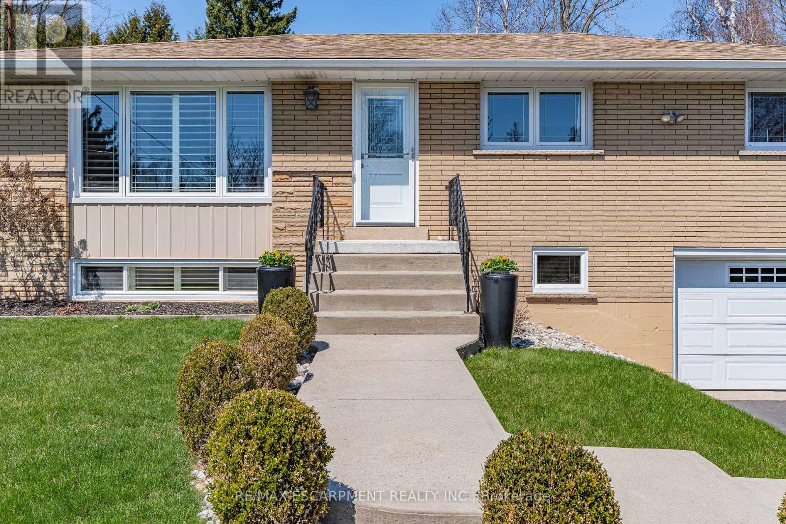 77 Hill Crest, Hamilton, Ontario  L9G 3A2 - Photo 3 - X12110229