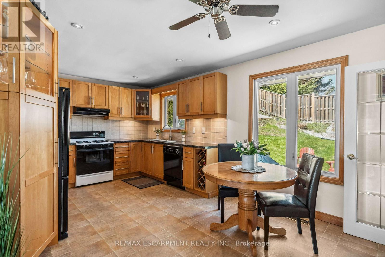 77 Hill Crest, Hamilton, Ontario  L9G 3A2 - Photo 8 - X12110229