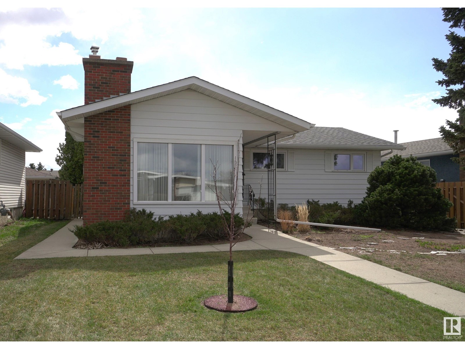 Property at 9411 139 AV NW image 3