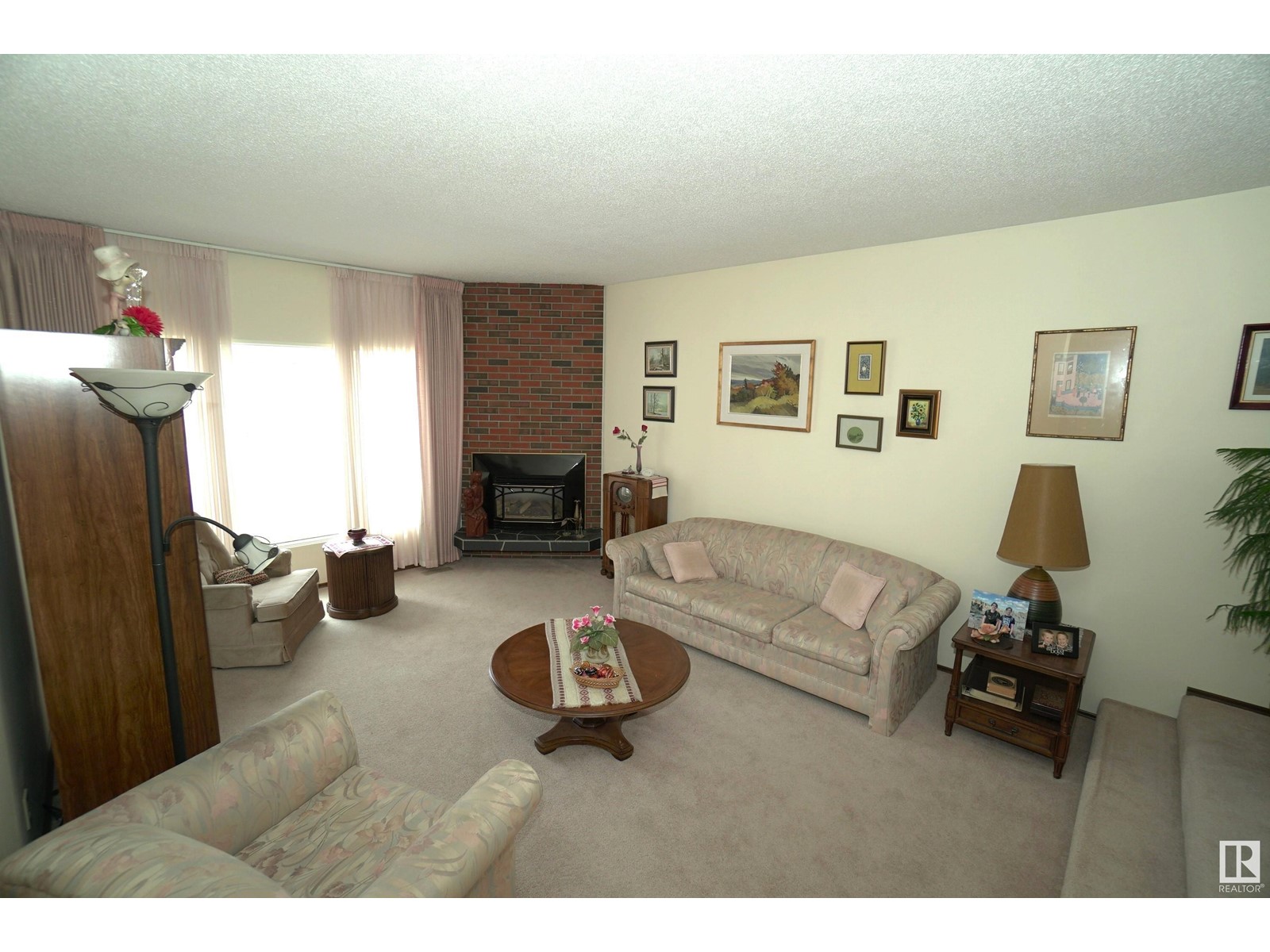 Property at 9411 139 AV NW image 4
