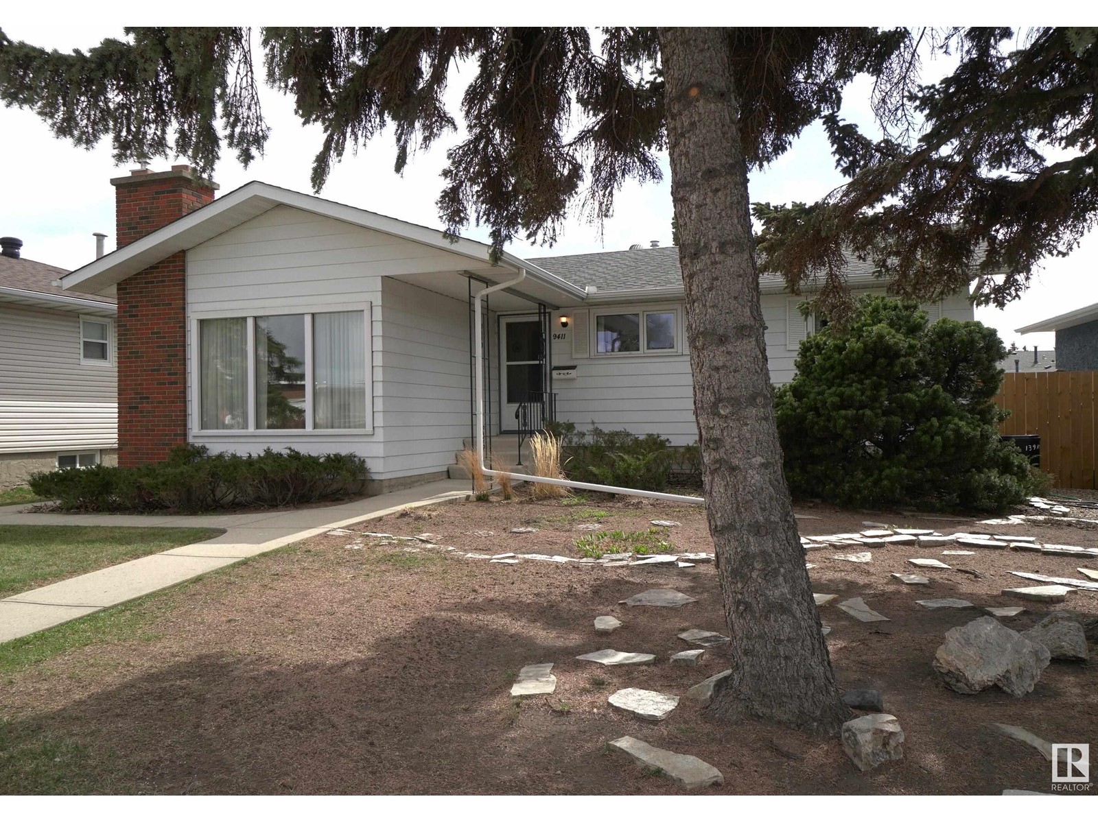 Property at 9411 139 AV NW image 2