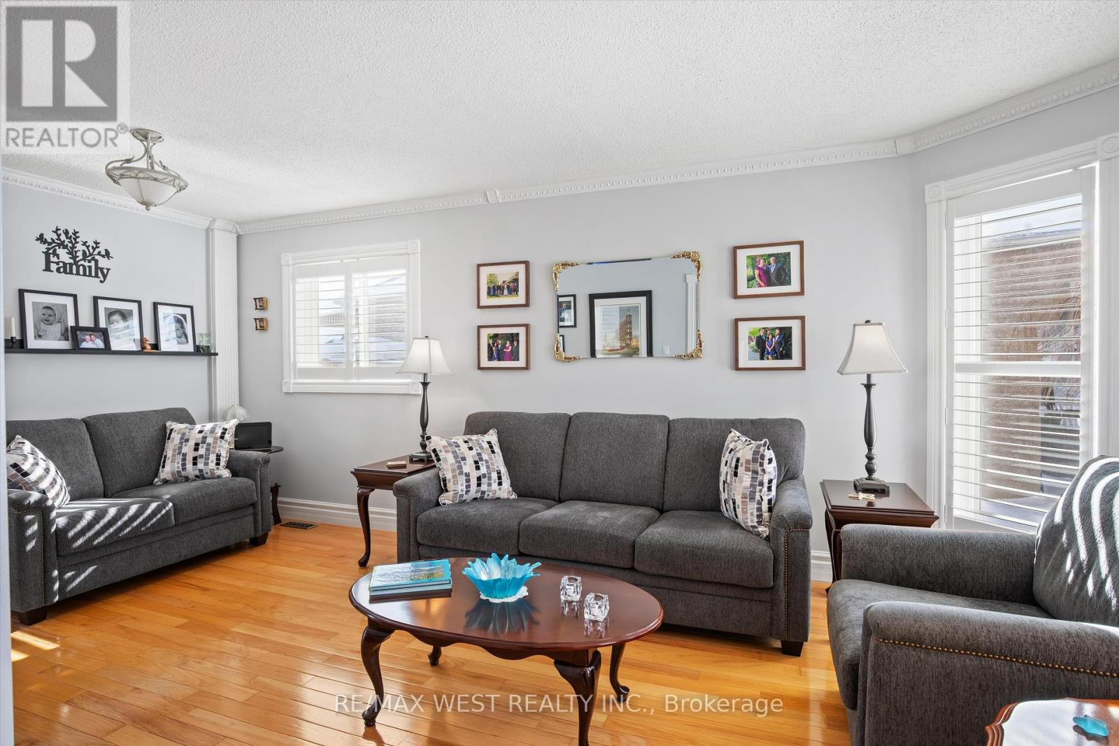 19 Summerfield Crescent, Brampton (Brampton West), Ontario  L6X 4K4 - Photo 5 - W12110382