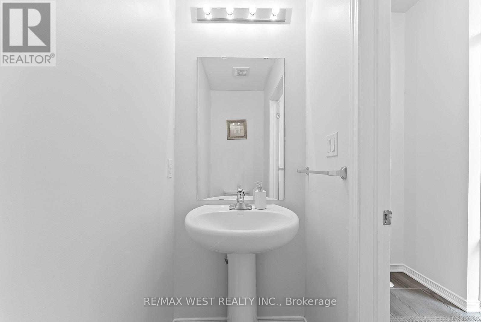 Property at 58 - 35 APPLEWOOD LANE image 4