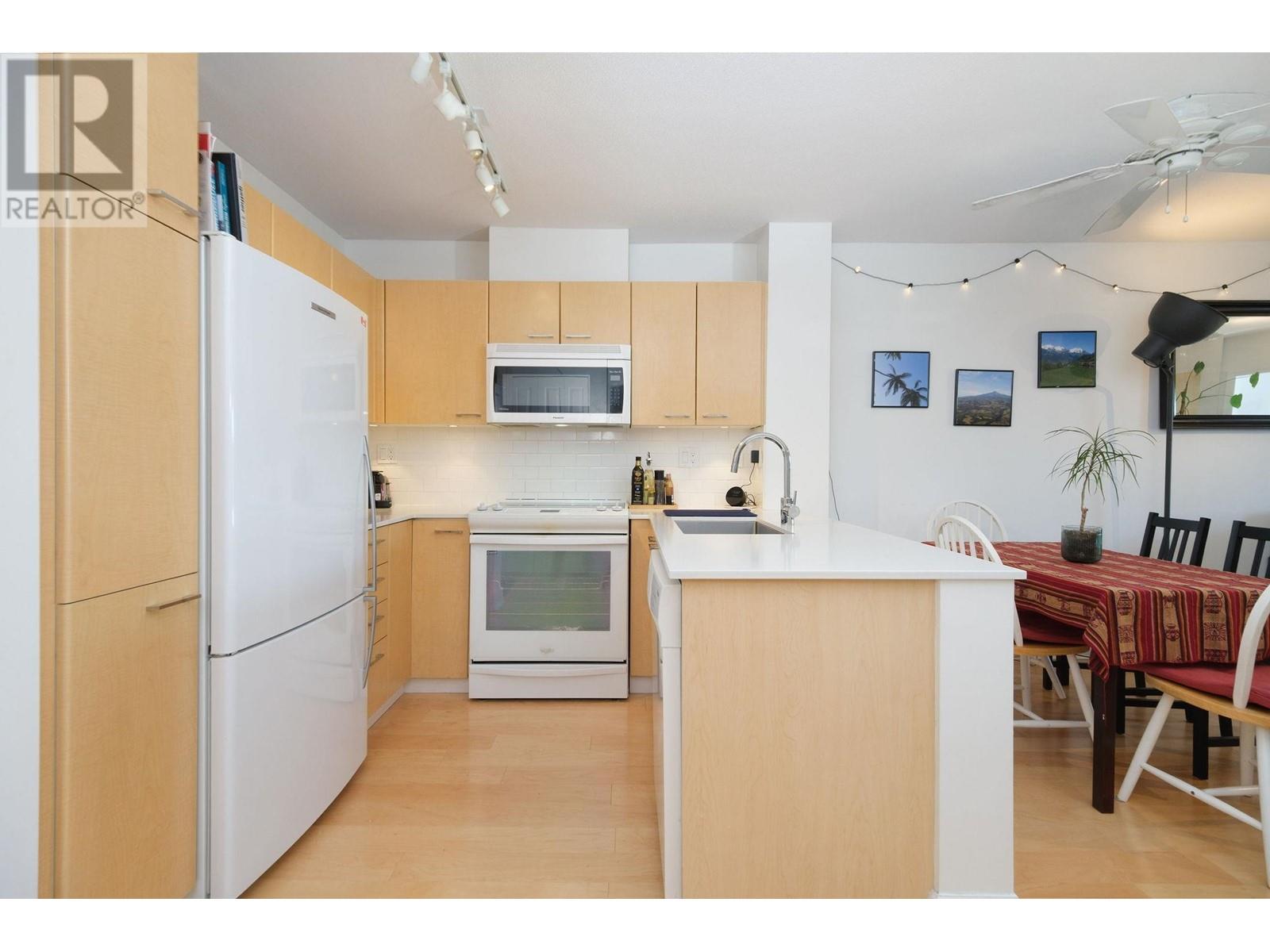 406 1989 Dunbar Street, Vancouver, British Columbia  V6R 4R5 - Photo 3 - R2995602