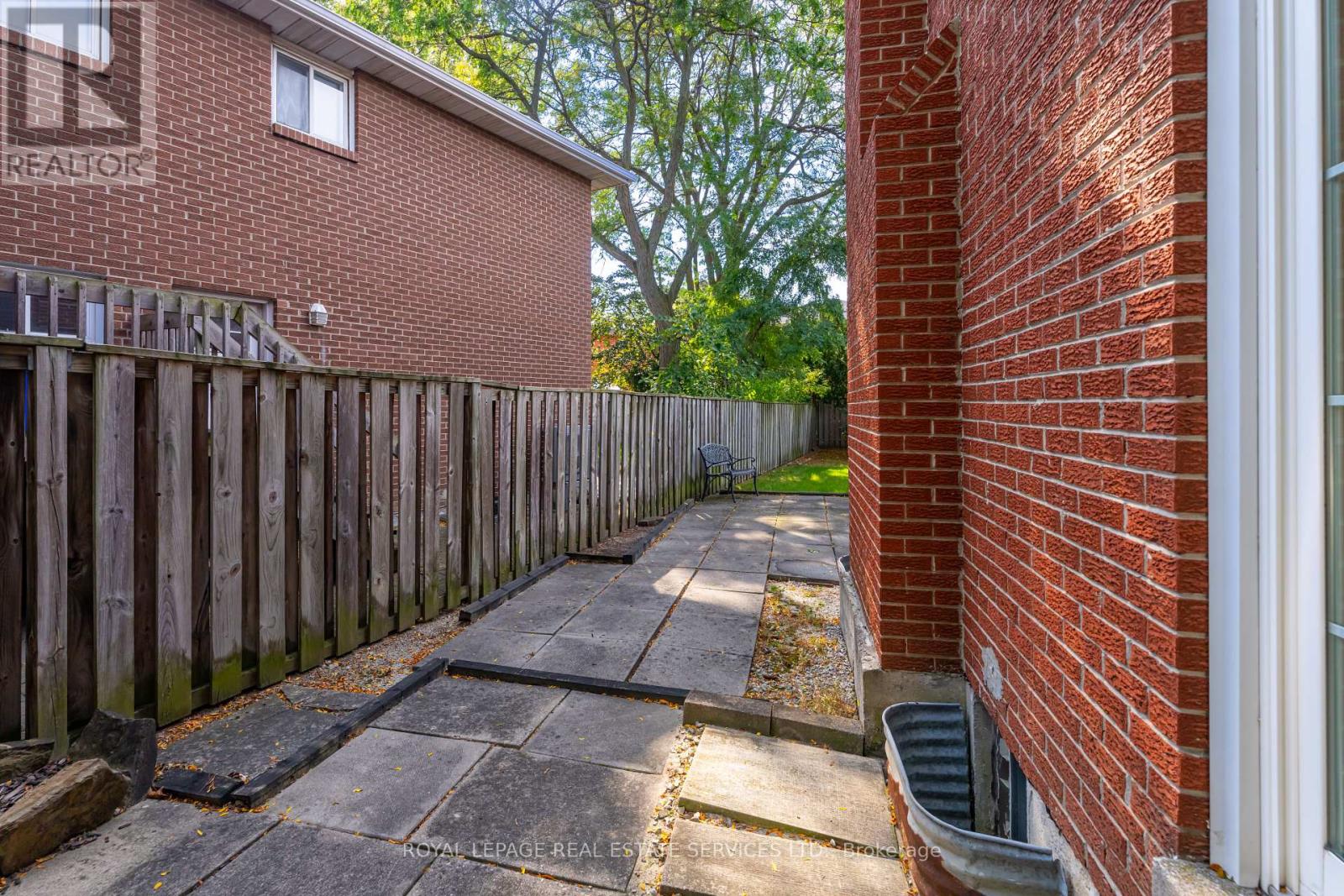 716 Cameron Court, Mississauga, Ontario  L5C 3B9 - Photo 23 - W12110527