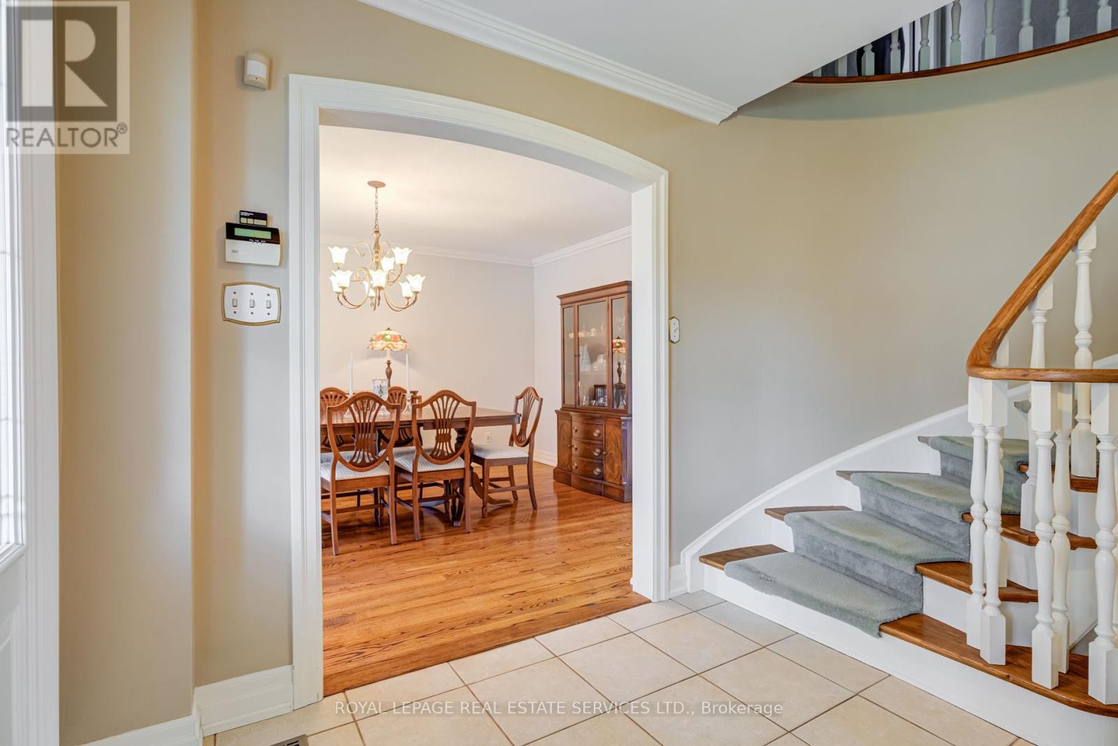 716 Cameron Court, Mississauga, Ontario  L5C 3B9 - Photo 3 - W12110527