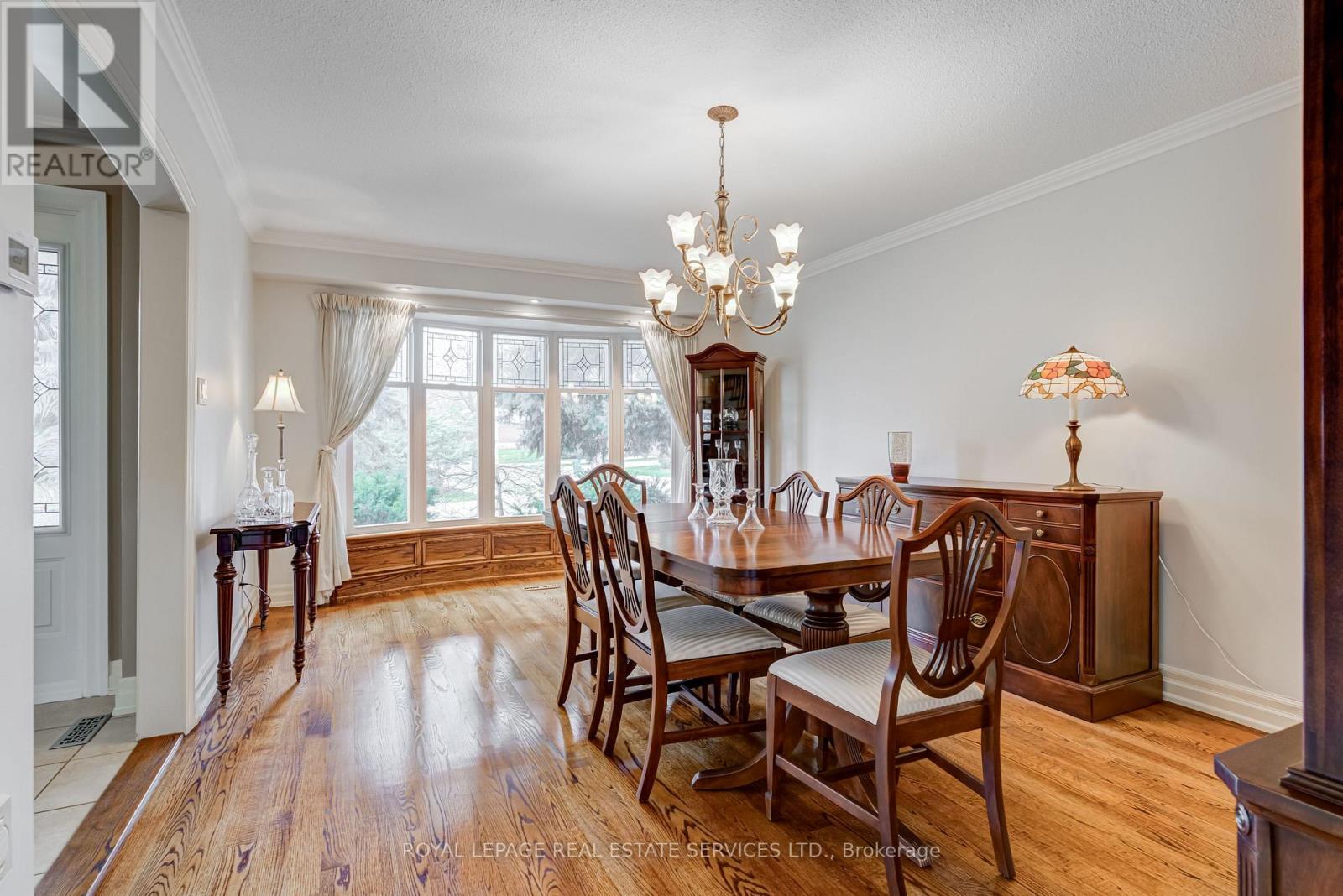 716 Cameron Court, Mississauga, Ontario  L5C 3B9 - Photo 5 - W12110527