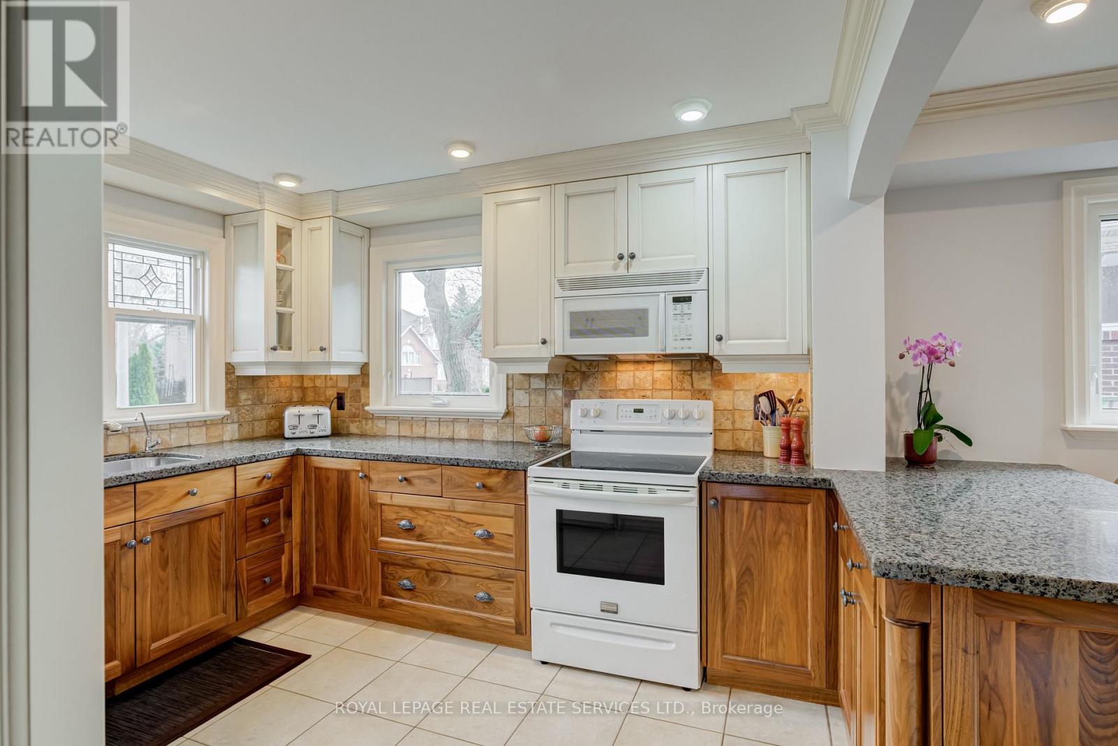716 Cameron Court, Mississauga, Ontario  L5C 3B9 - Photo 8 - W12110527