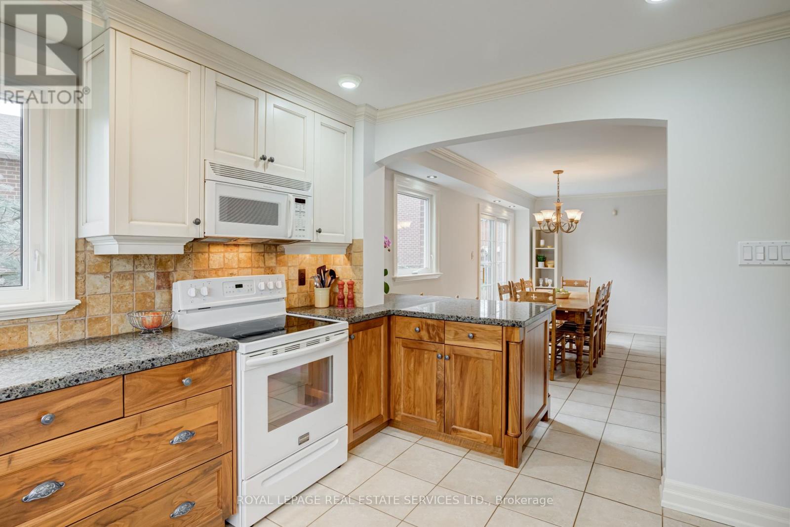 716 Cameron Court, Mississauga, Ontario  L5C 3B9 - Photo 9 - W12110527