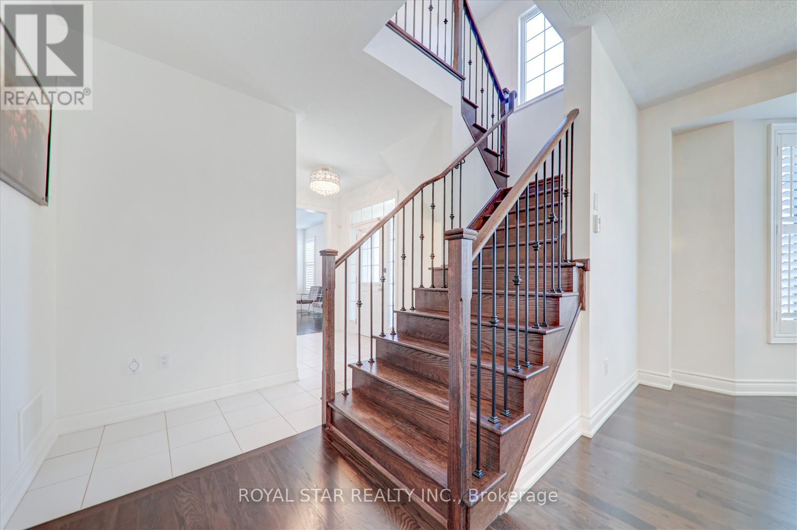 16 Vetch Street, Brampton, Ontario  L6Y 6C2 - Photo 8 - W12110567
