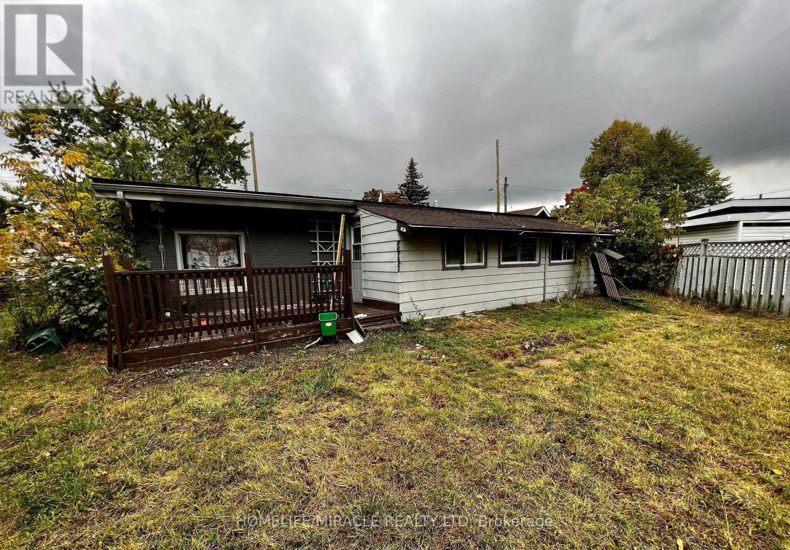 7529 Homeside Gardens E, Mississauga, Ontario  L4T 2A8 - Photo 2 - W12110596