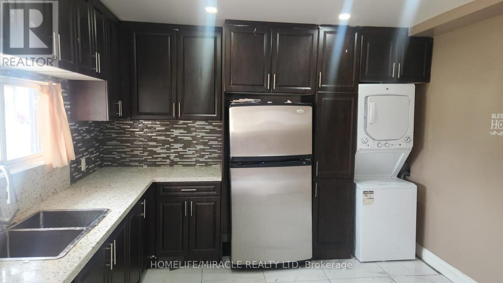 7529 Homeside Gardens E, Mississauga, Ontario  L4T 2A8 - Photo 3 - W12110596