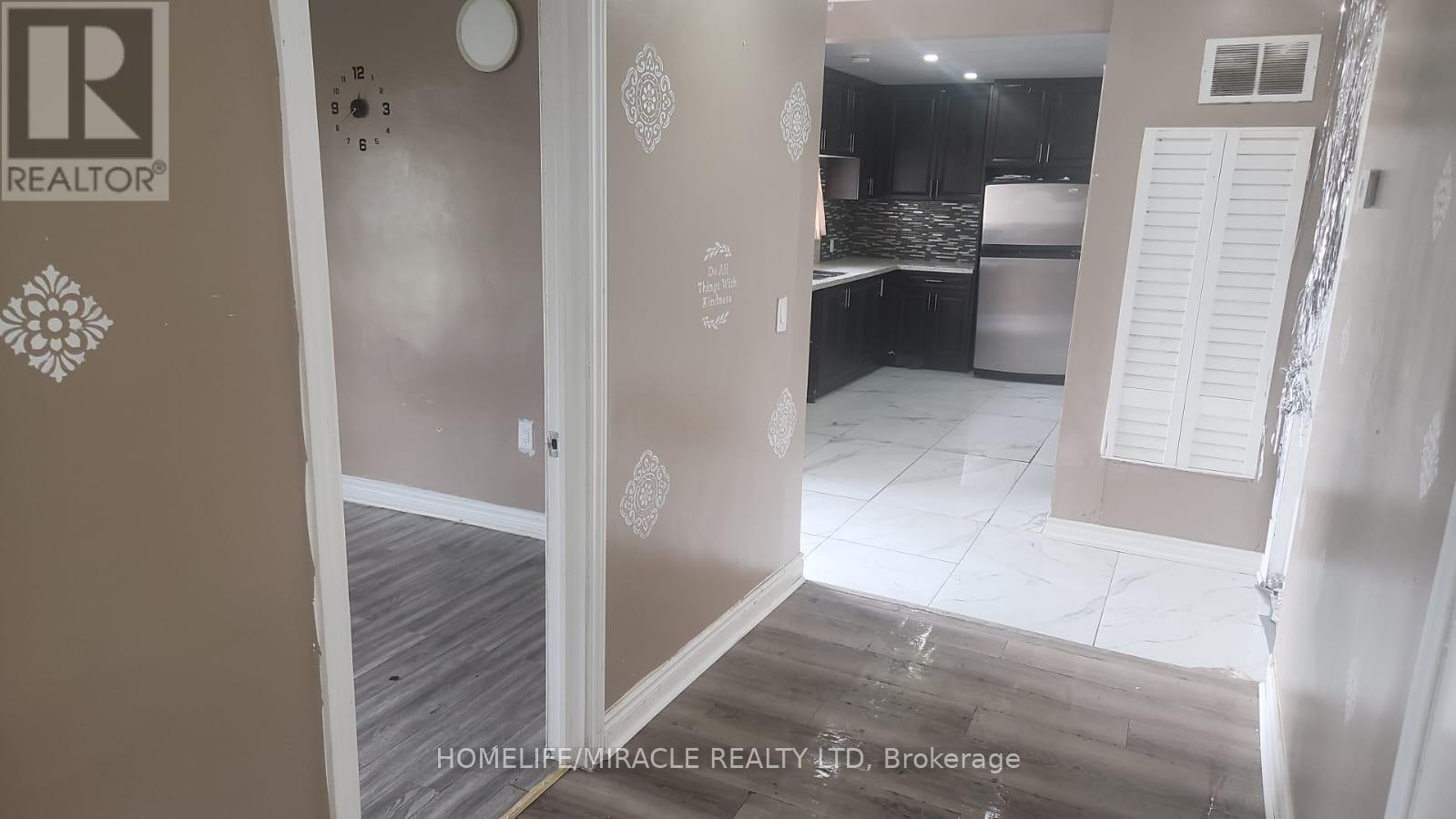 7529 Homeside Gardens E, Mississauga, Ontario  L4T 2A8 - Photo 5 - W12110596