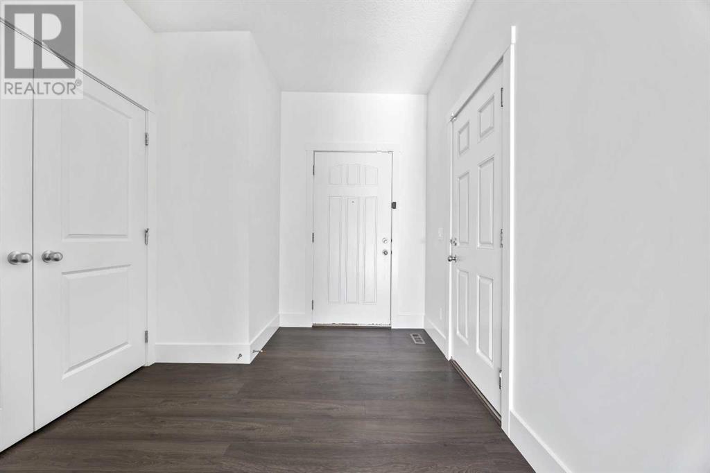 Property at 17 Covecreek Mews NE image 3