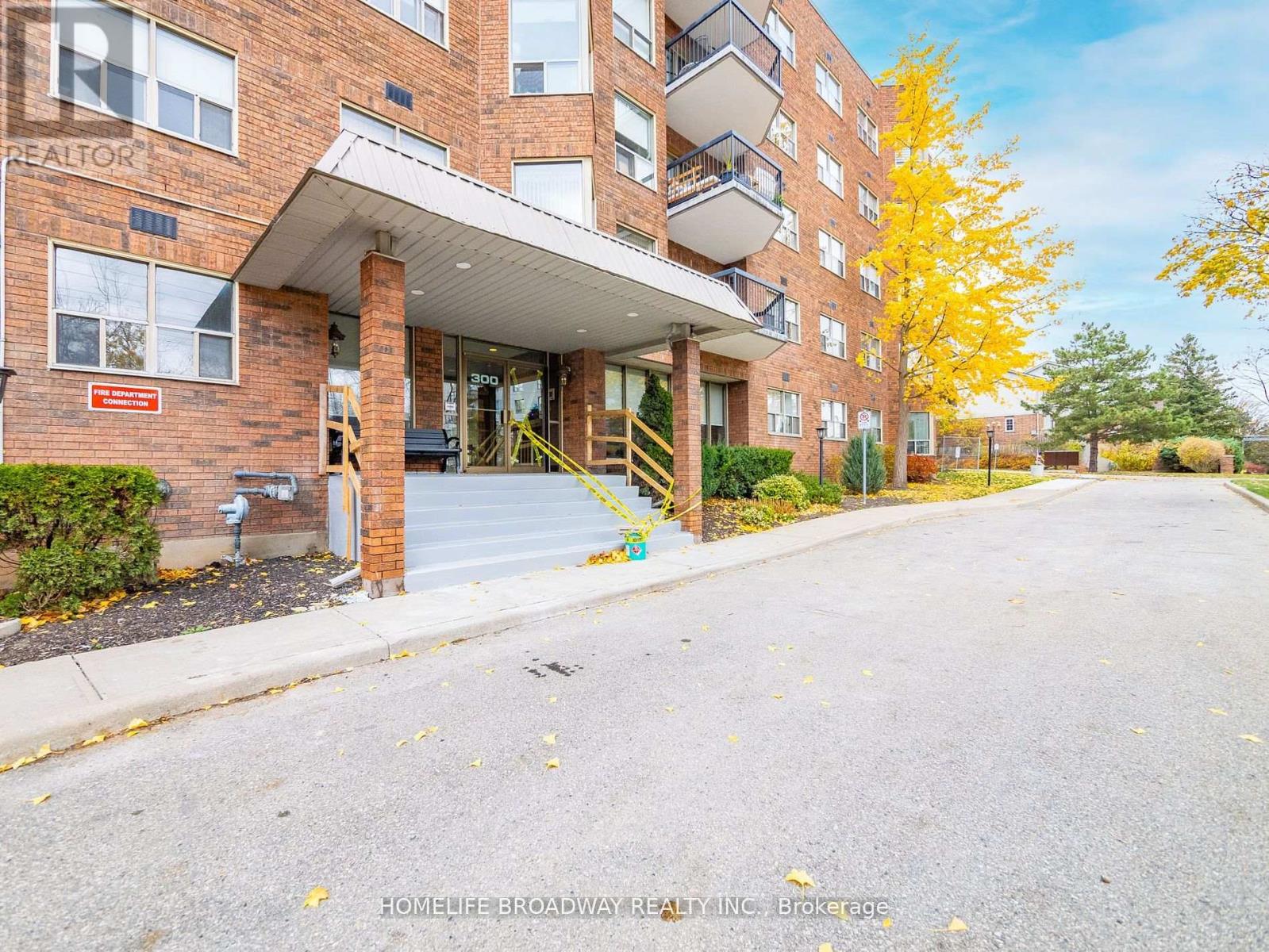 104 - 300 Keats Way, Waterloo, Ontario  N2L 6E6 - Photo 2 - X12110546