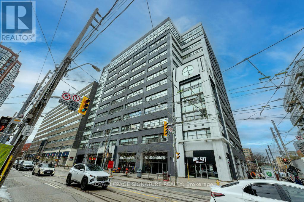 <div class="slider-price">$750,000</div><p>801 - 700 King Street W, Toronto, Ontario</p>