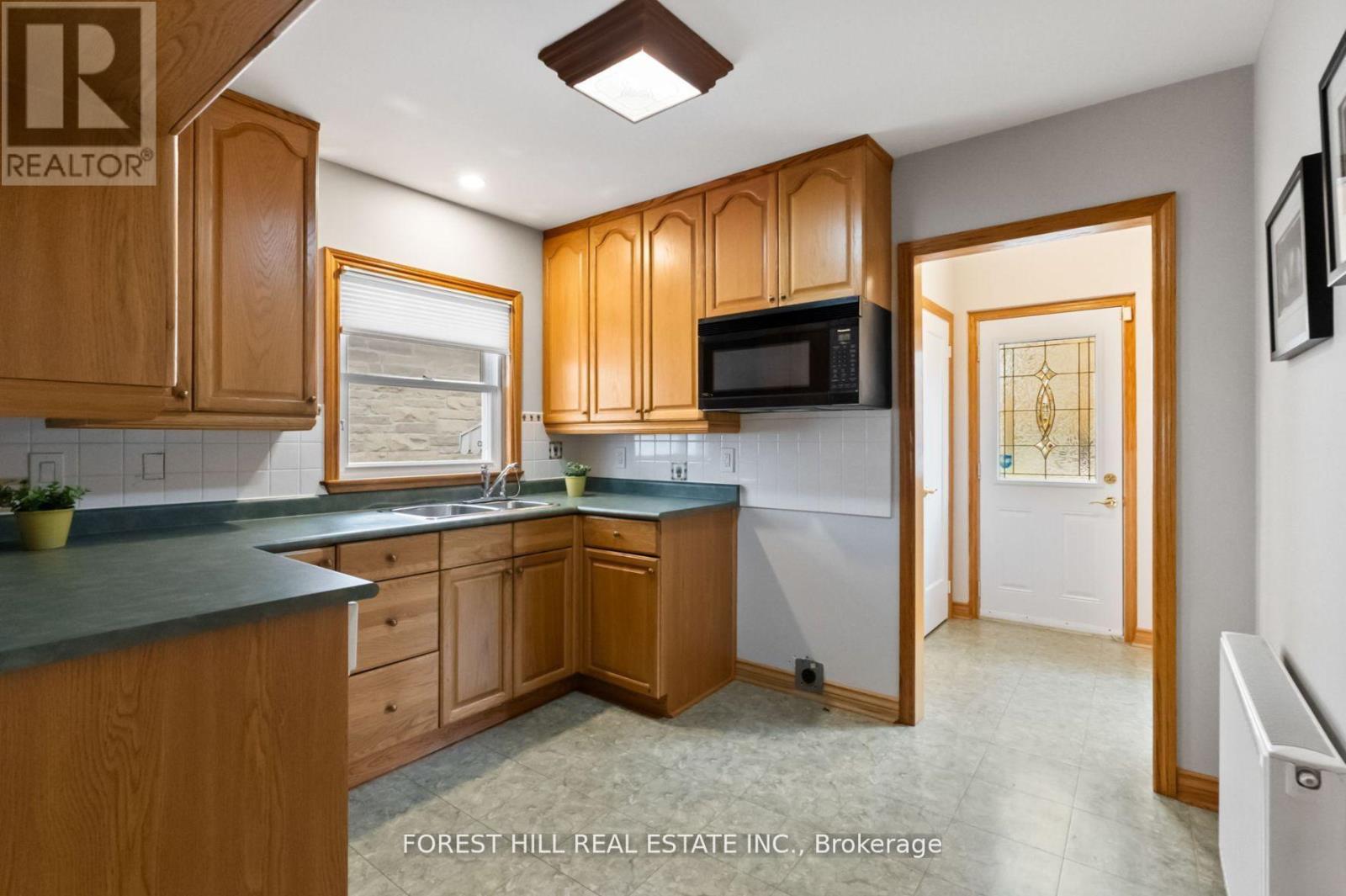 161 Parkhurst Boulevard, Toronto, Ontario  M4G 2E9 - Photo 8 - C12101908