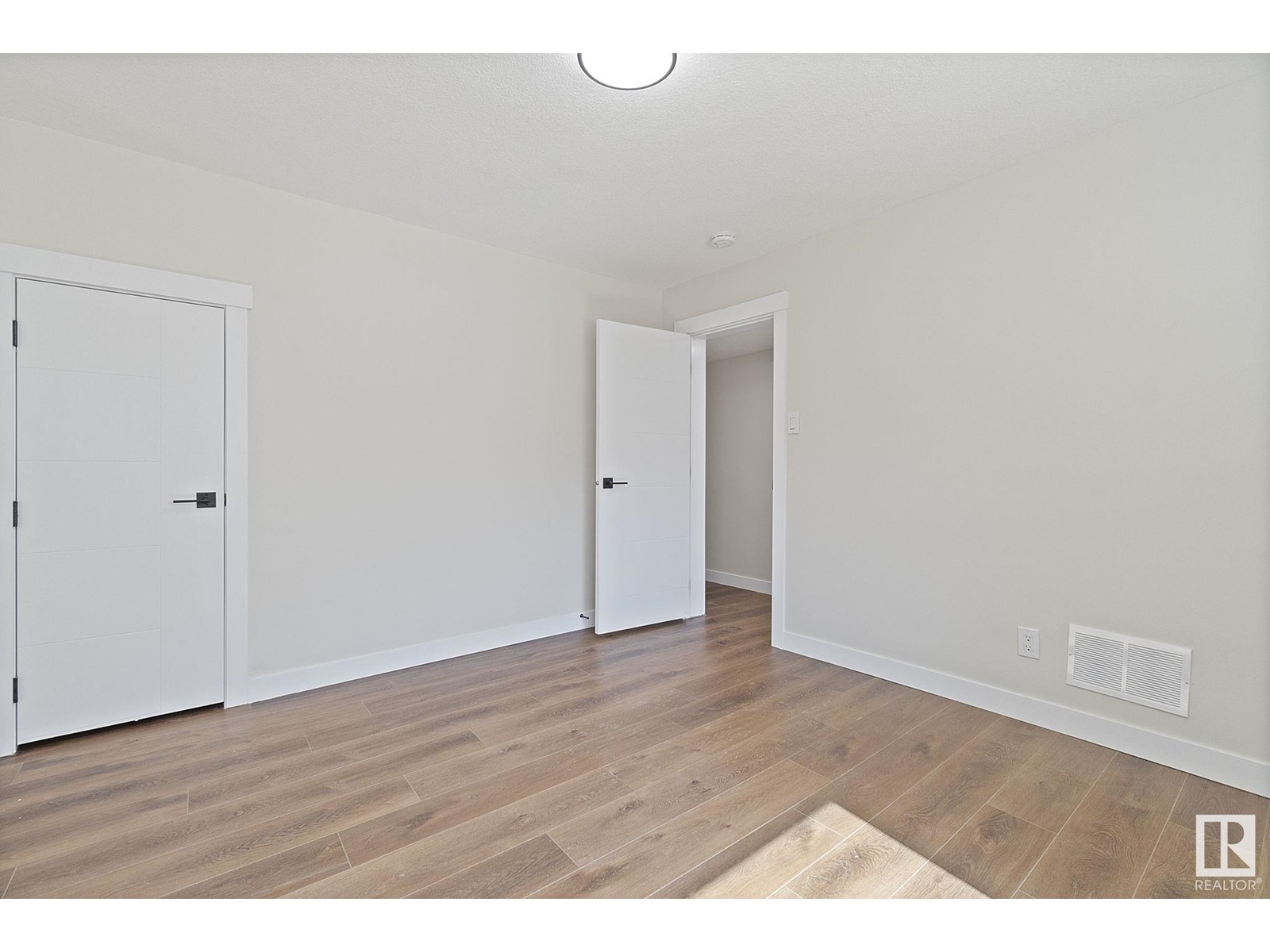 9809/9811 89 Av Nw, Edmonton, Alberta  T6E 2S3 - Photo 50 - E4433075