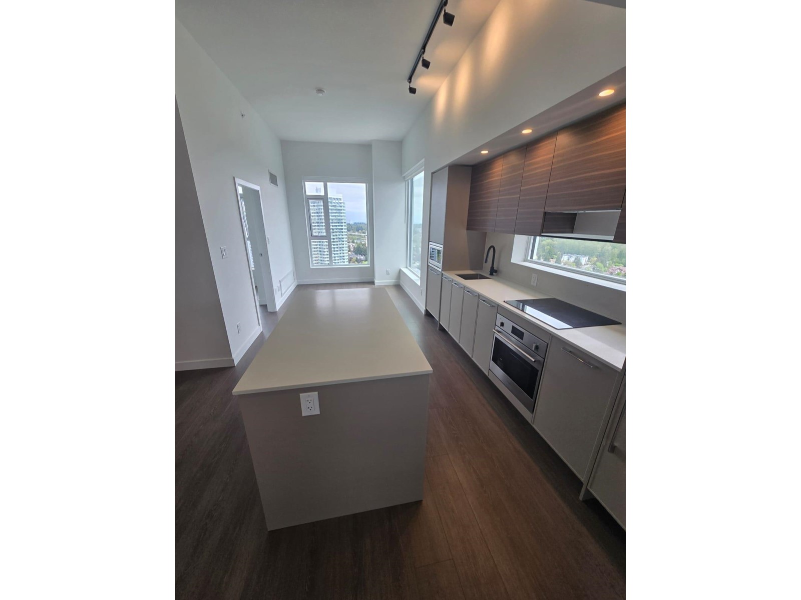 3209 13725 George Junction, Surrey, British Columbia  V3T 0V7 - Photo 3 - R2995730