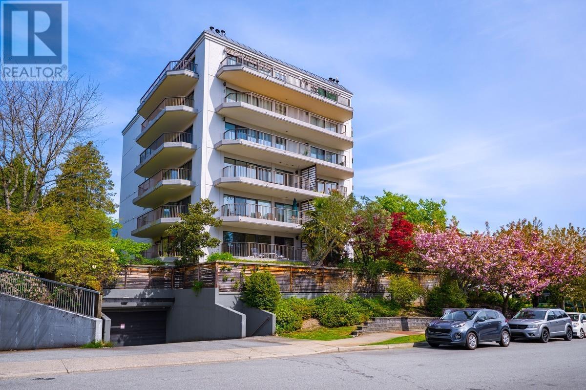 401 747 17TH STREET, West Vancouver, British Columbia