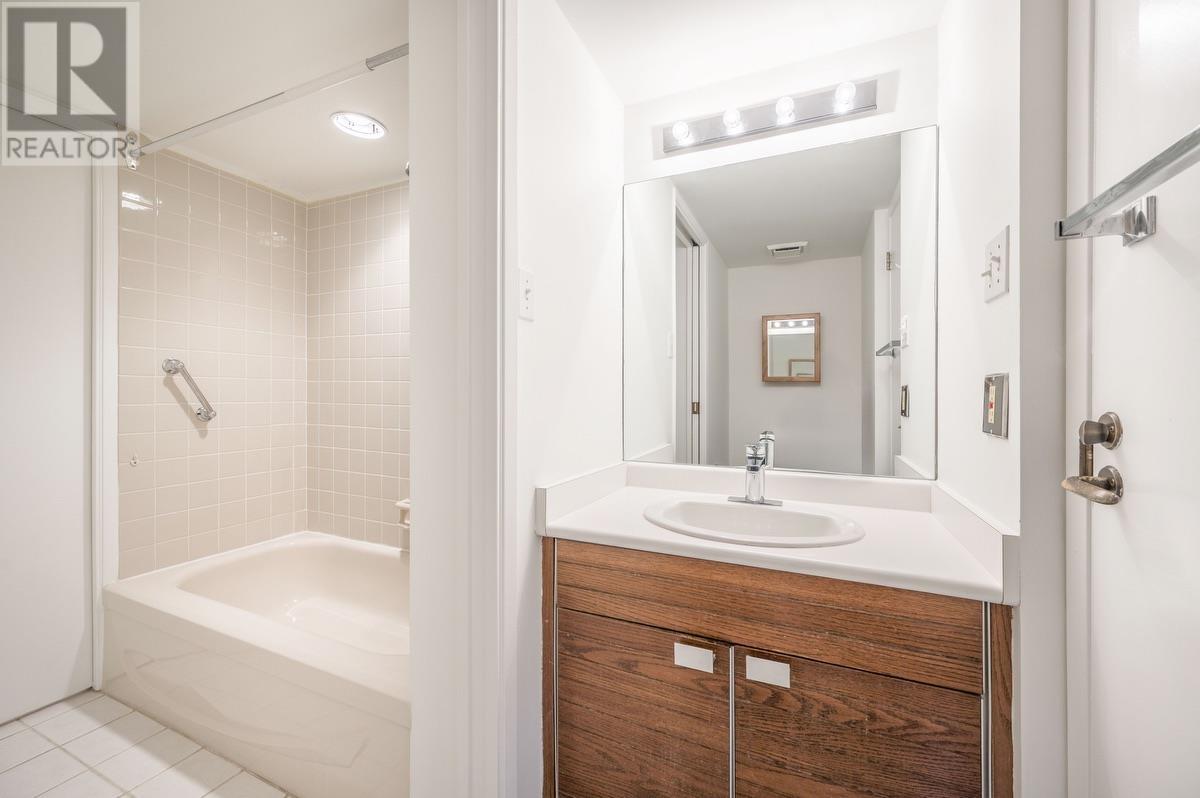401 747 17th Street, West Vancouver, British Columbia  V7V 3T4 - Photo 12 - R2995653