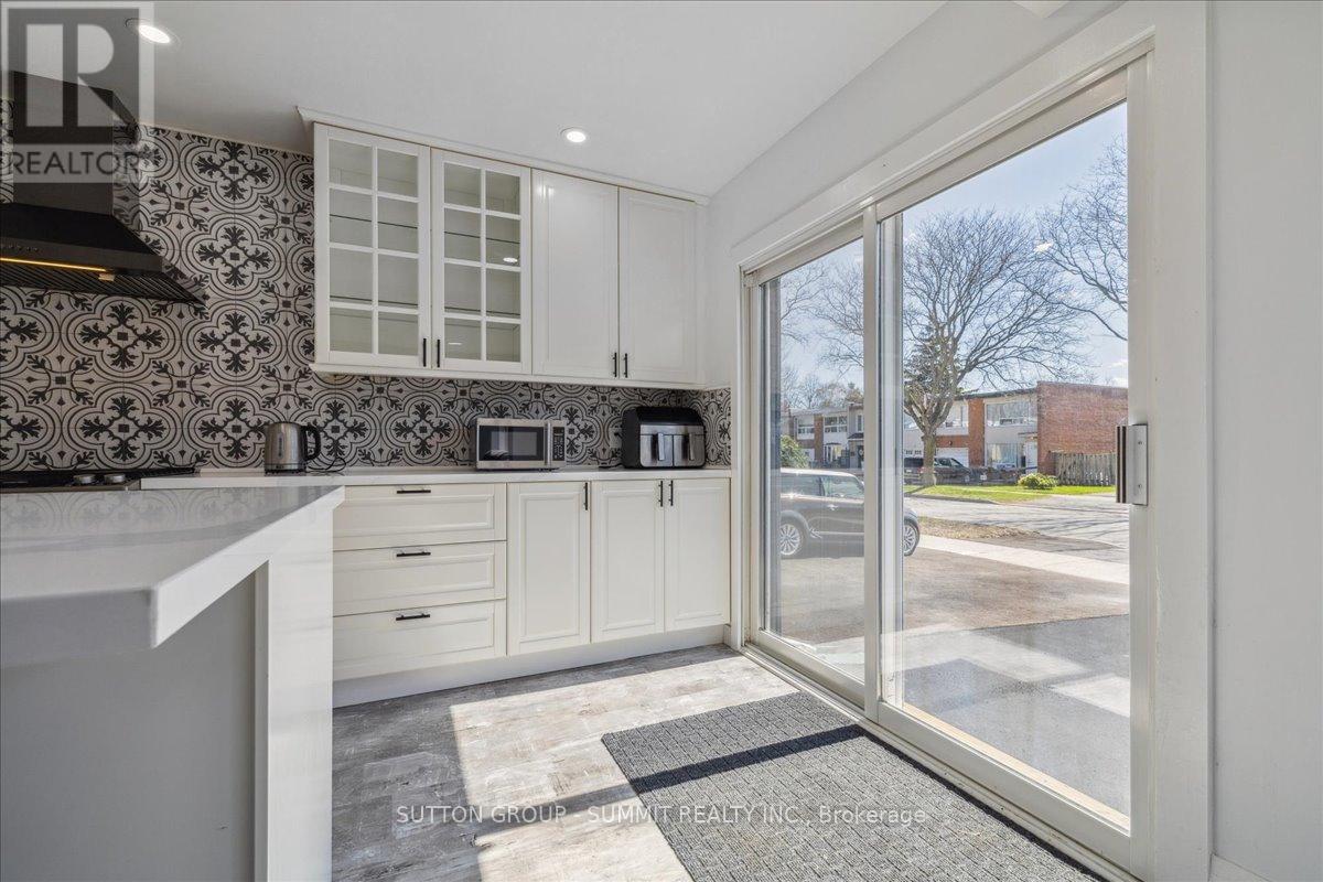 2446 Maryvale Court, Burlington, Ontario  L7P 2P2 - Photo 9 - W12110768