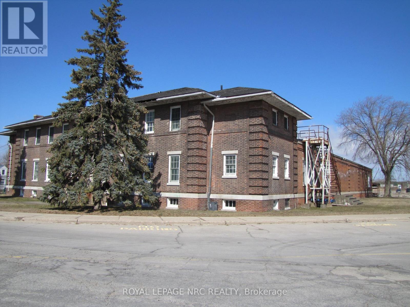 189 Davis Street, Port Colborne, Ontario  L3K 1Z2 - Photo 2 - X12110828
