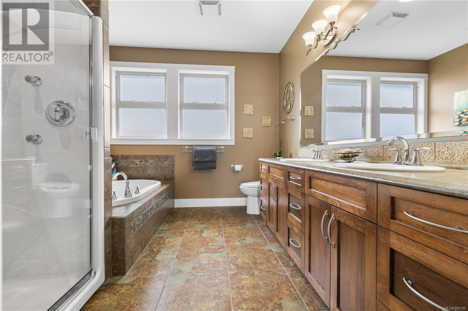 Property at 20 McLean St S image 3
