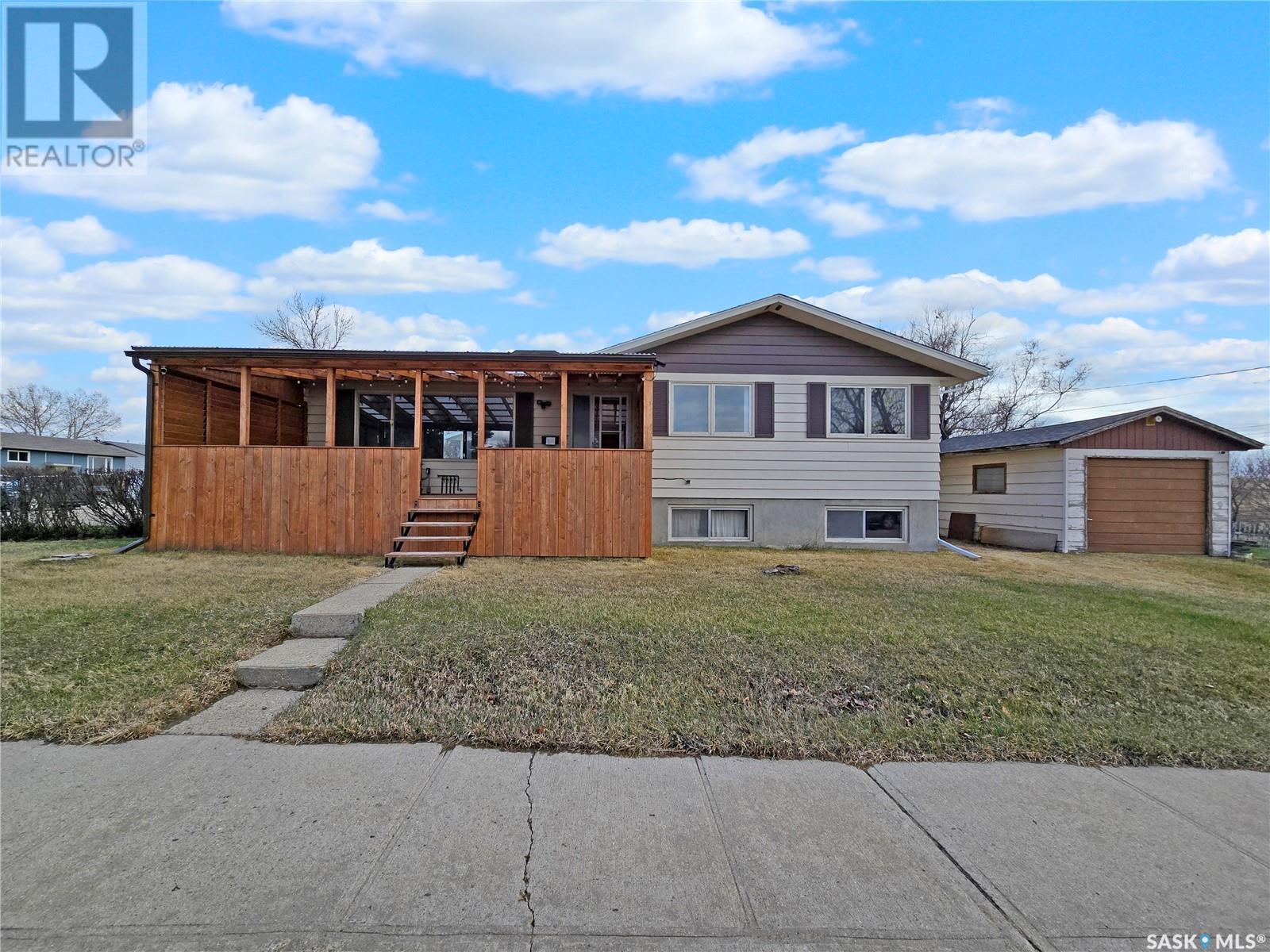 Property at 204 1st AVENUE SW image 2