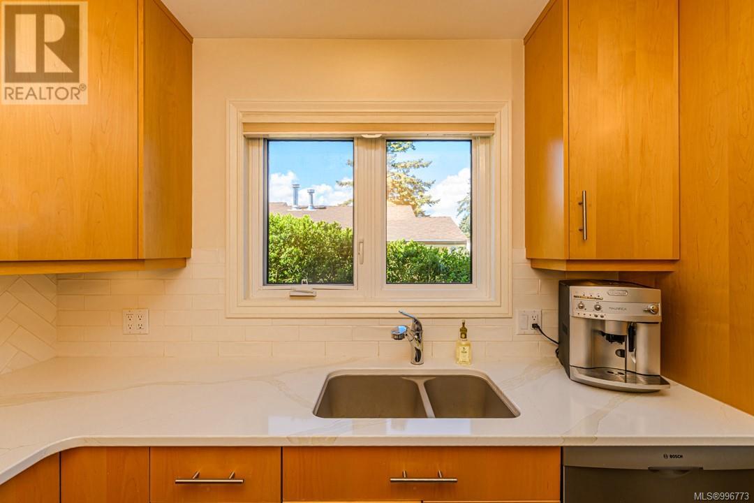 Property at 1017 DeCosta Pl image 3