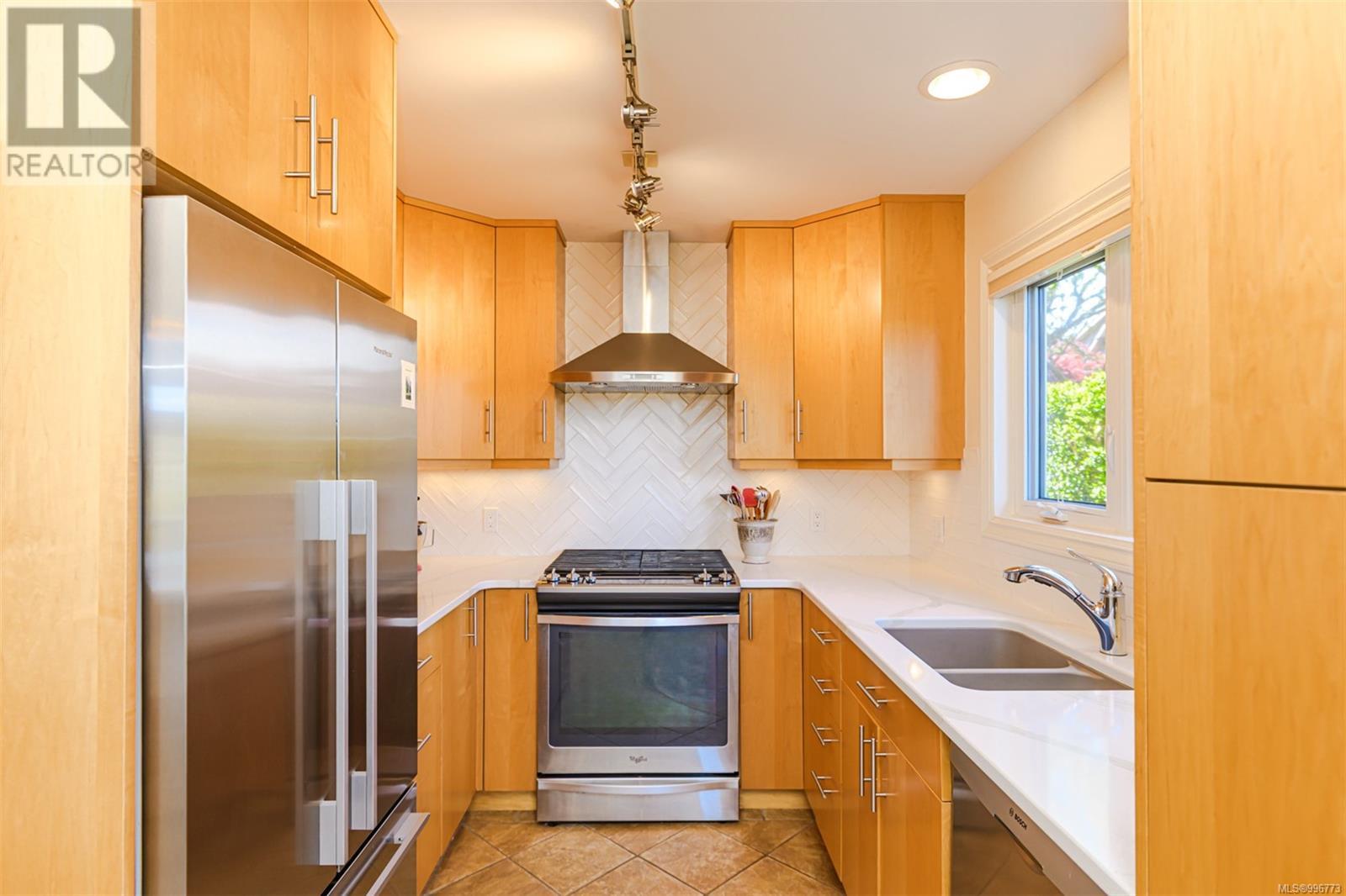 Property at 1017 DeCosta Pl image 5