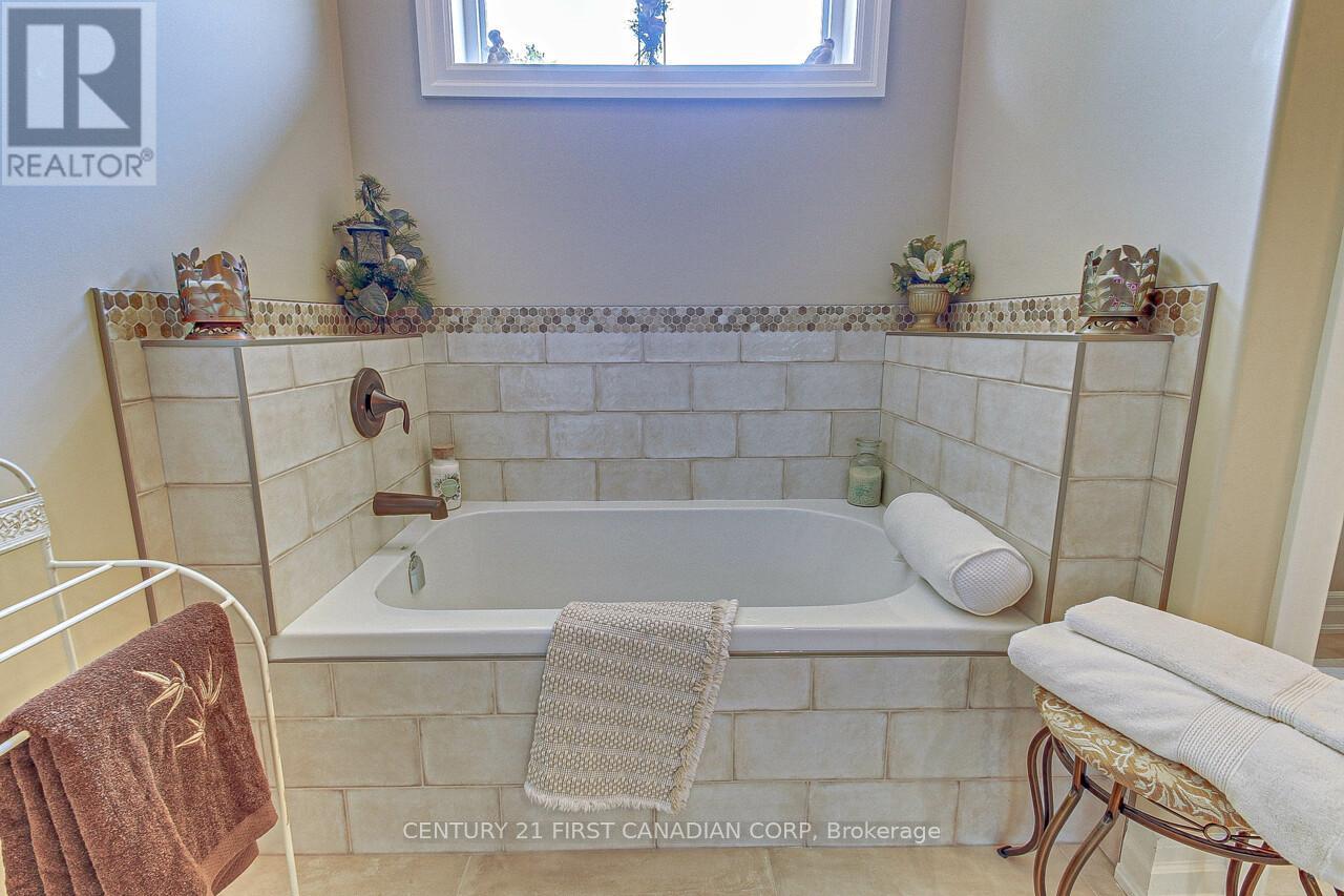 2129 Lockwood Crescent E, Strathroy-Caradoc, Ontario  N0L 1W0 - Photo 26 - X12110941
