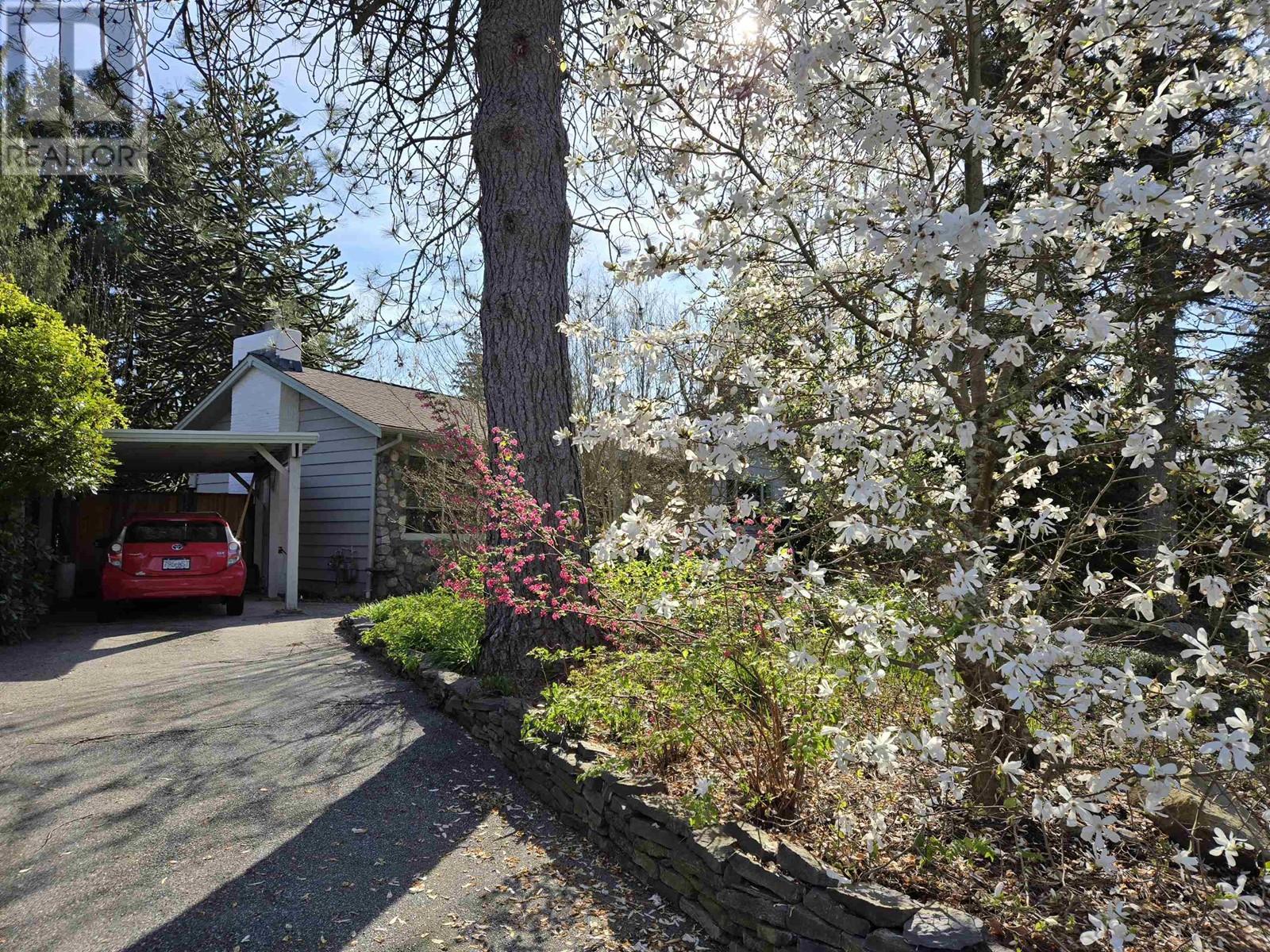 1031 Belmont Avenue, North Vancouver, British Columbia  V7R 1K3 - Photo 2 - R2995739