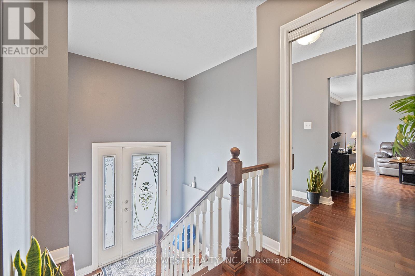 2429 Culver Way, Mississauga, Ontario  L5B 2P8 - Photo 3 - W12110933