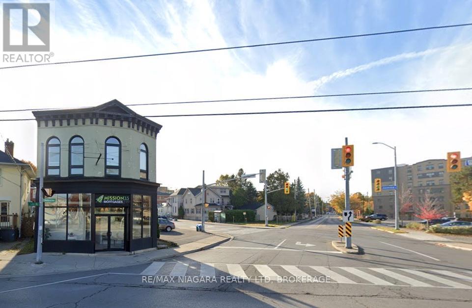 62 Welland Avenue, St. Catharines, Ontario  L2R 2M7 - Photo 2 - X12111113