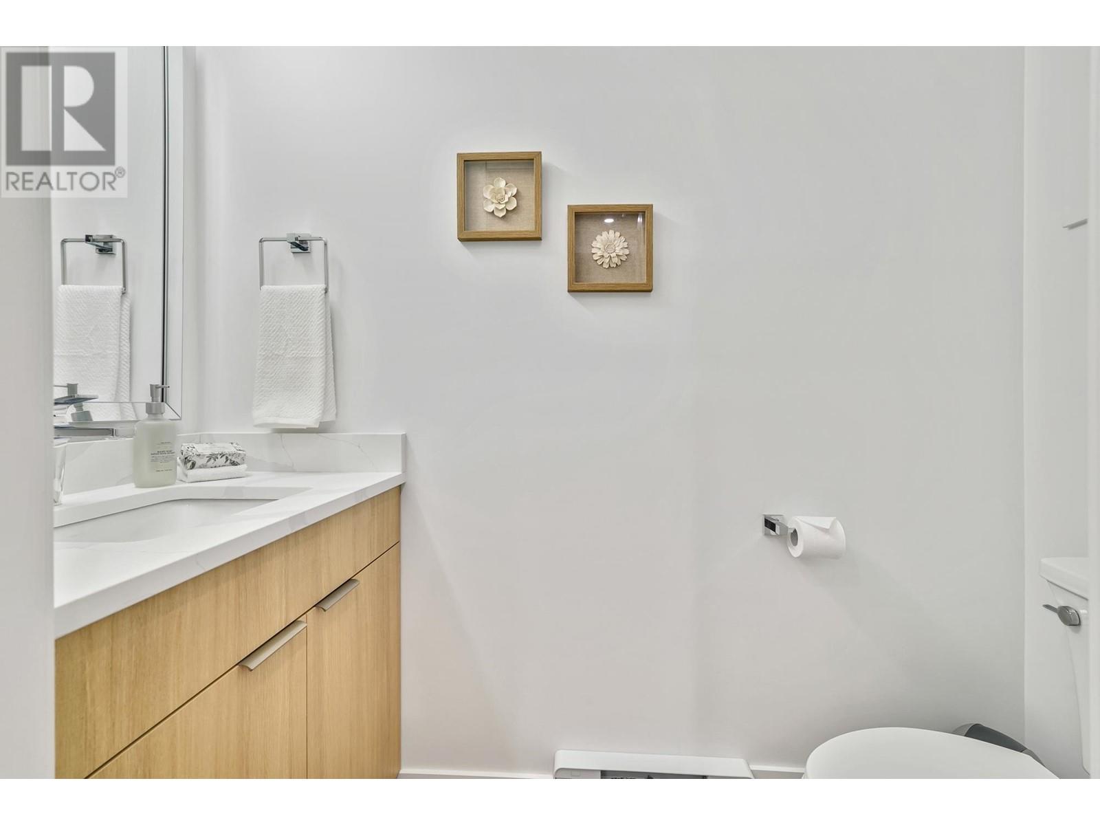 45 E Eighth Avenue, New Westminster, British Columbia  V3L 4J4 - Photo 8 - R2995733