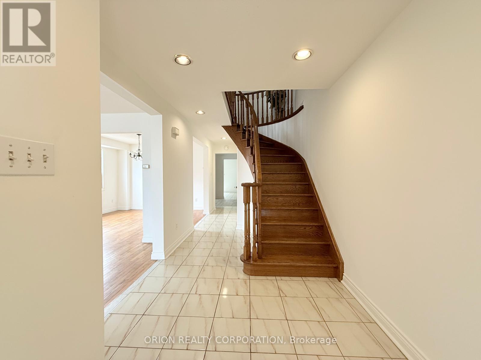Upper - 274 Viewmount Avenue, Toronto, Ontario  M6B 1V2 - Photo 6 - W12111112